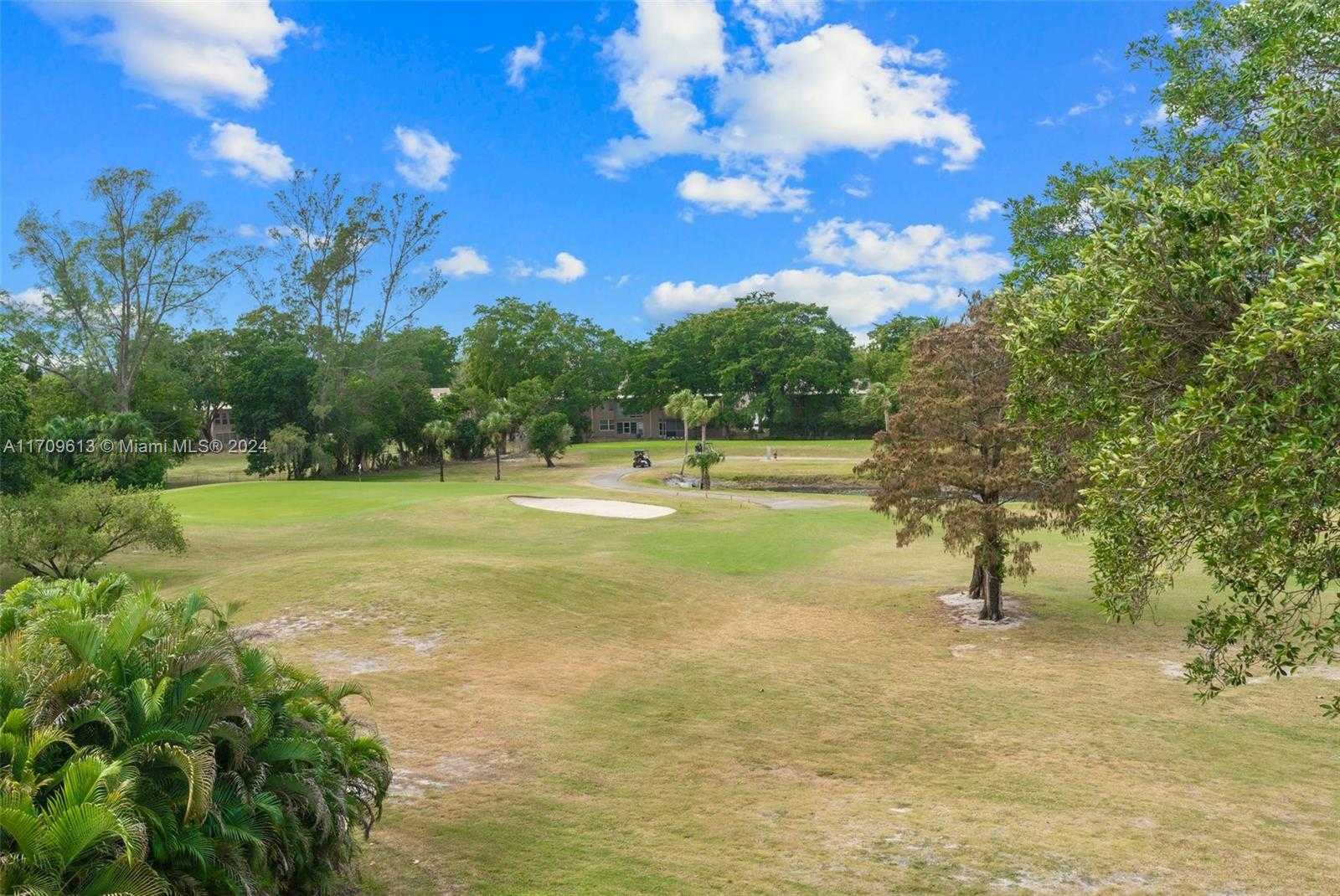 Small Image of 1045 COUNTRY CLUB DR #402, Margate Number 3
