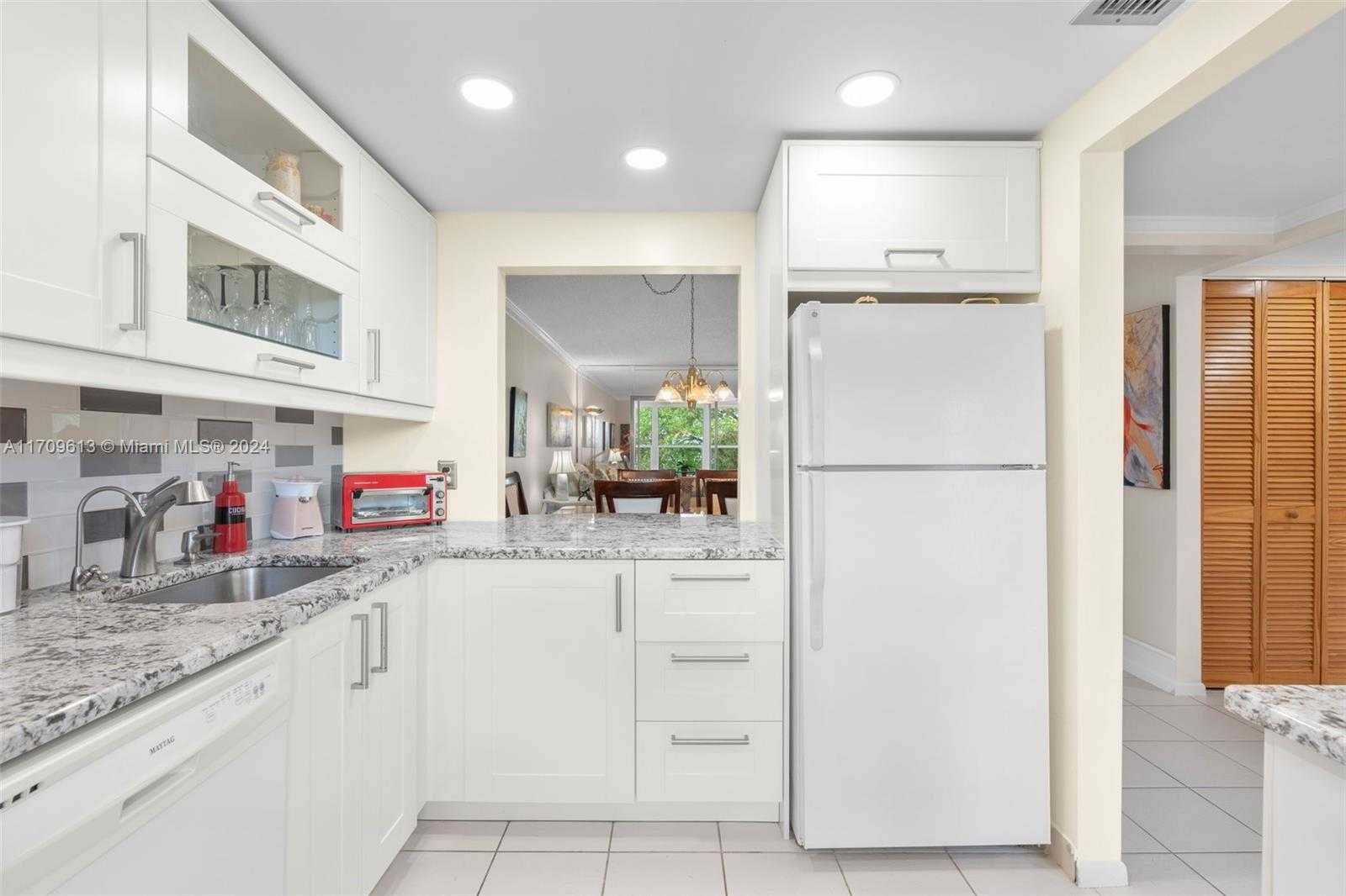 Small Image of 1045 COUNTRY CLUB DR #402, Margate Number 4