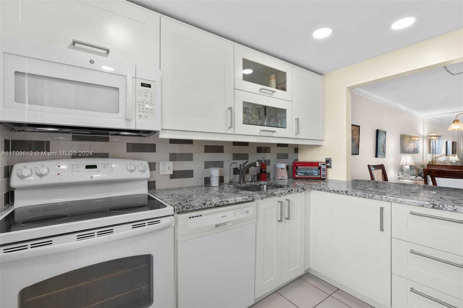 Small Image of 1045 COUNTRY CLUB DR #402, Margate Number 5