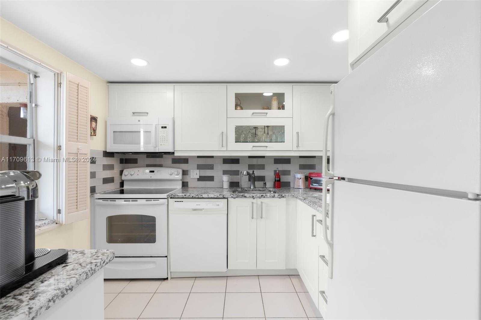 Small Image of 1045 COUNTRY CLUB DR #402, Margate Number 6
