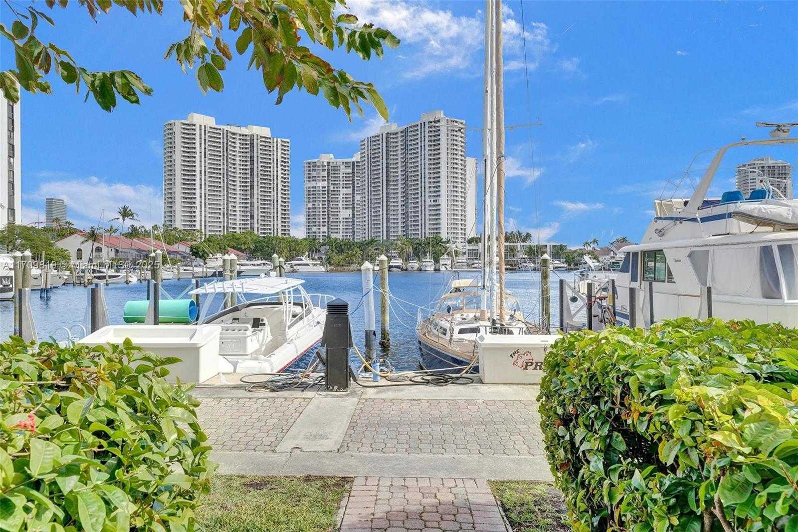 Small Image of 21150 JIB CT #J11, Aventura Number 25