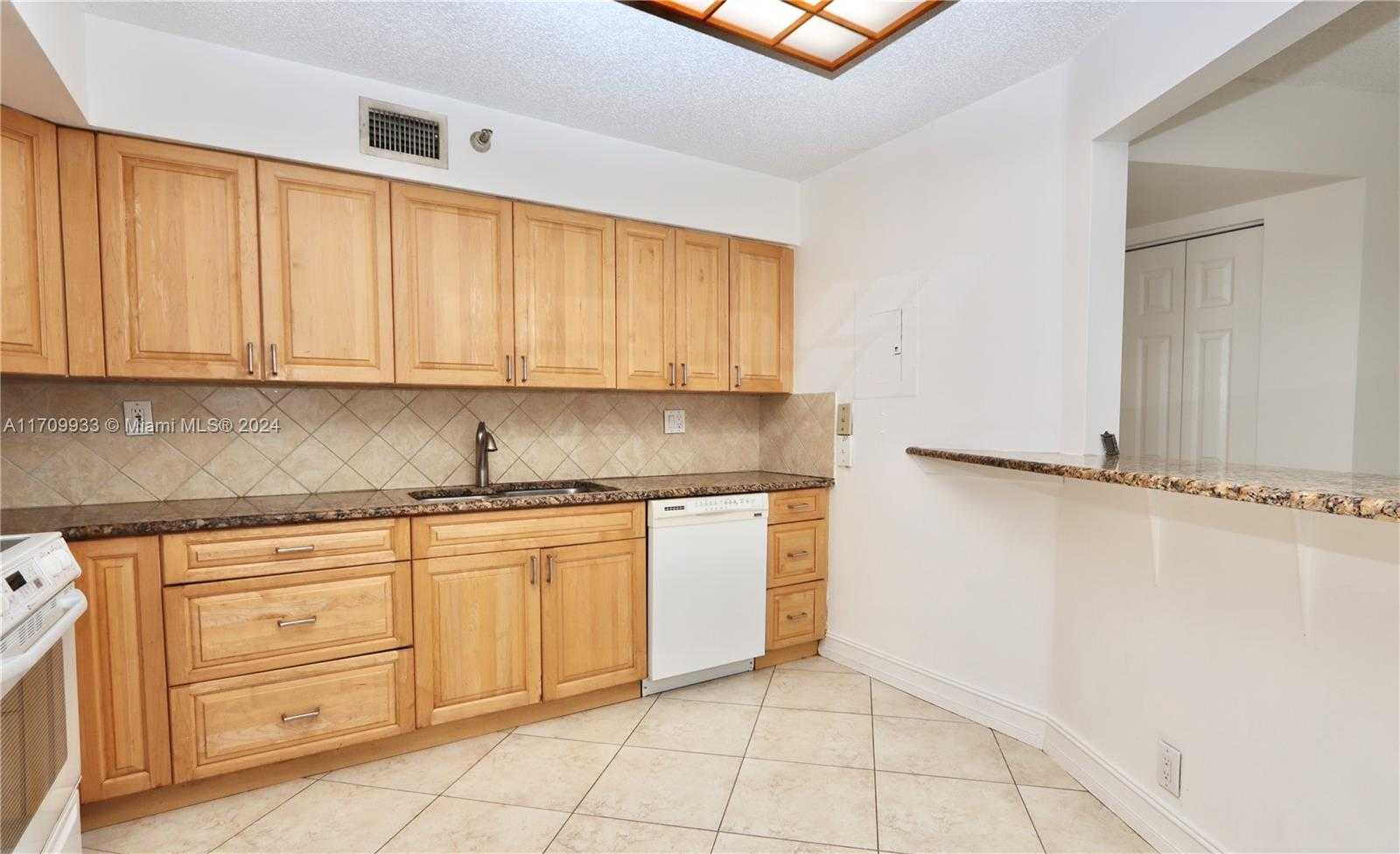 Small Image of 3500 MYSTIC POINTE DR #1207, Aventura Number 11