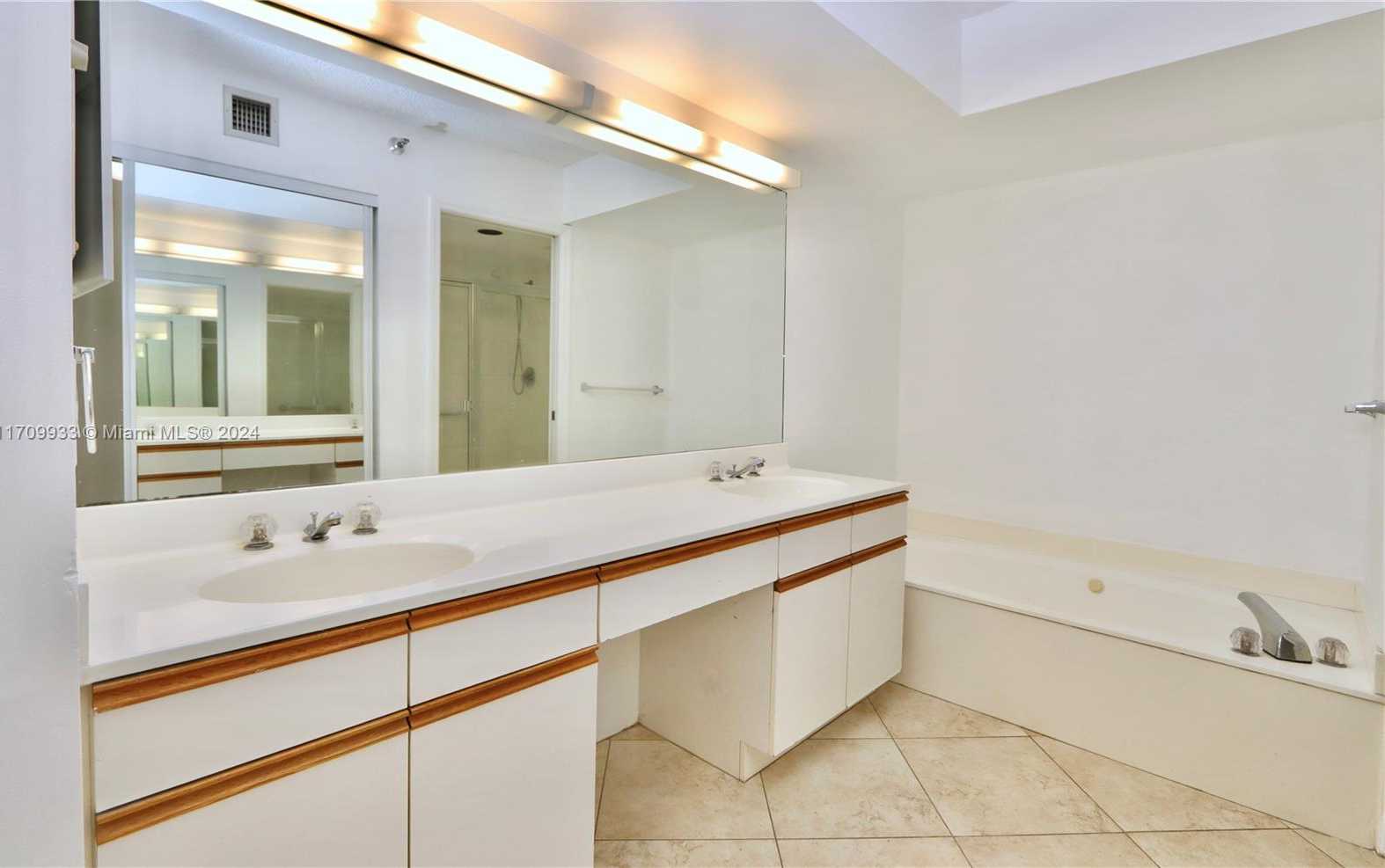 Small Image of 3500 MYSTIC POINTE DR #1207, Aventura Number 16