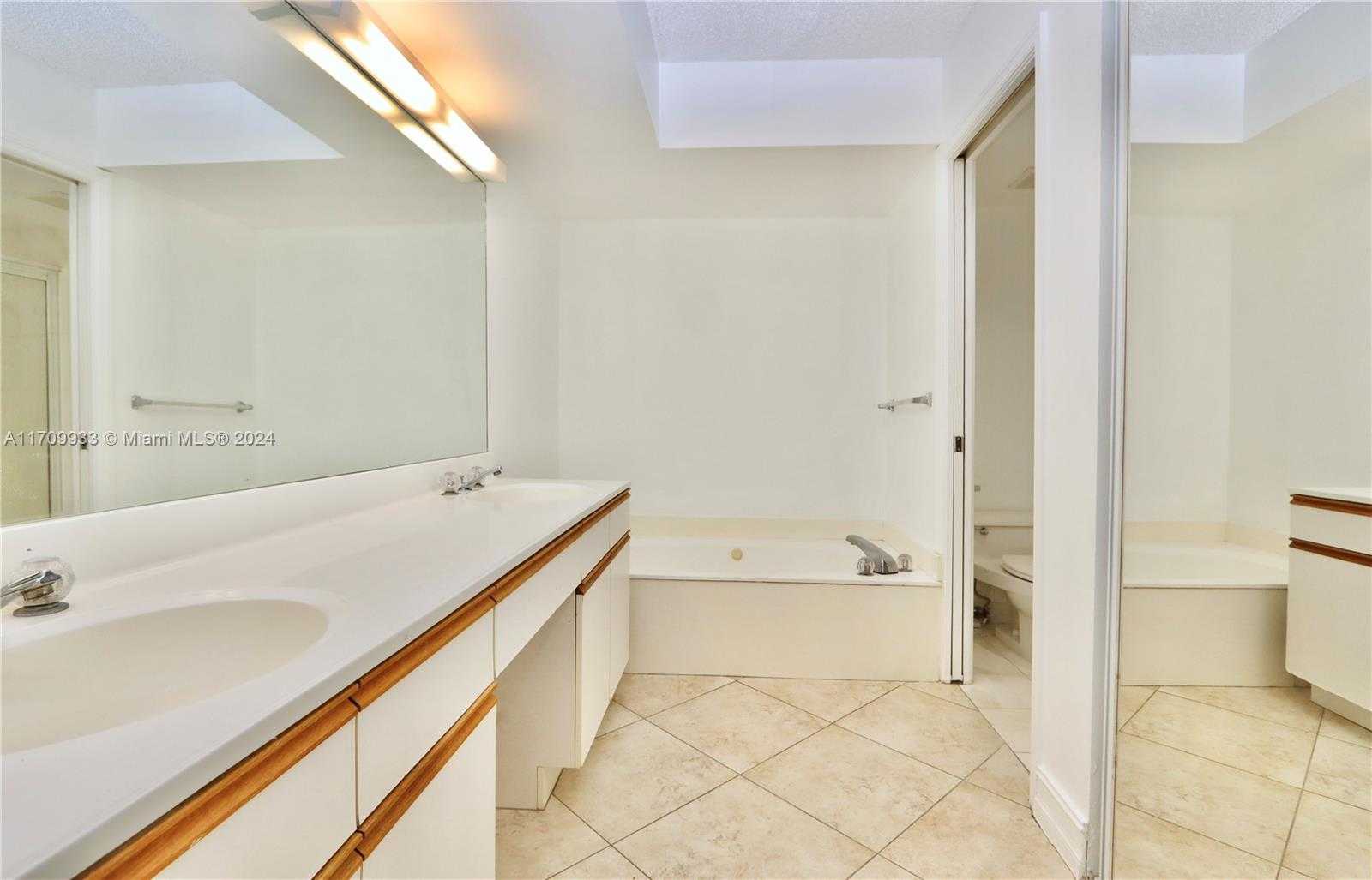 Small Image of 3500 MYSTIC POINTE DR #1207, Aventura Number 17