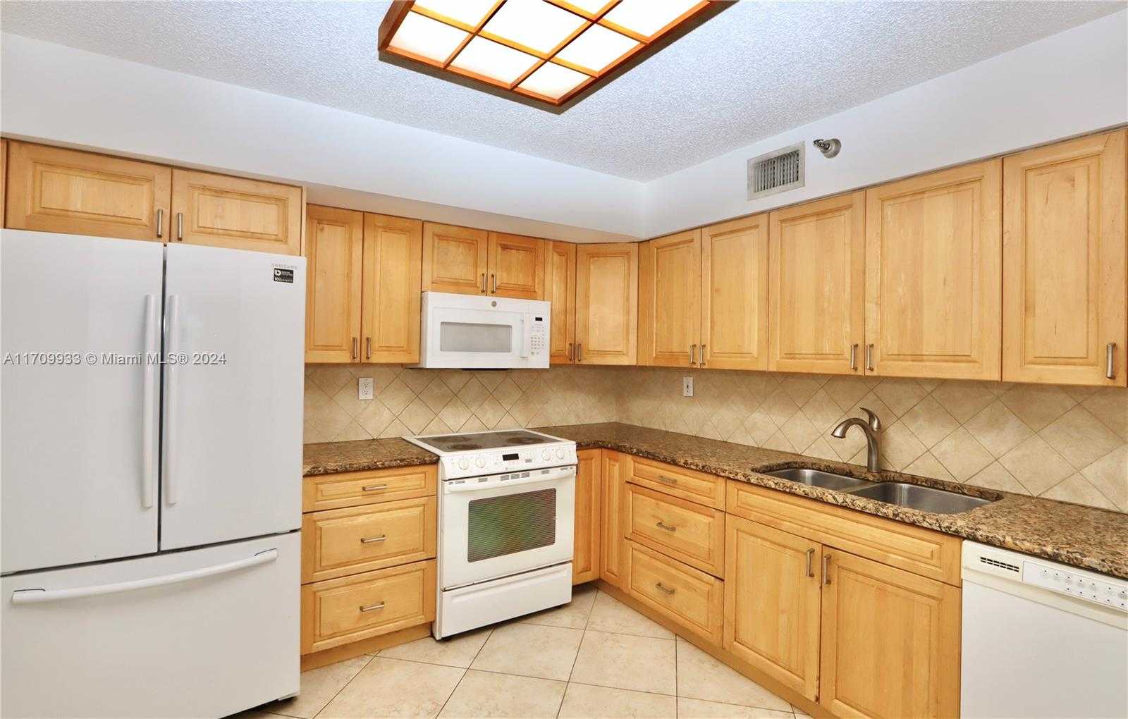 Small Image of 3500 MYSTIC POINTE DR #1207, Aventura Number 9