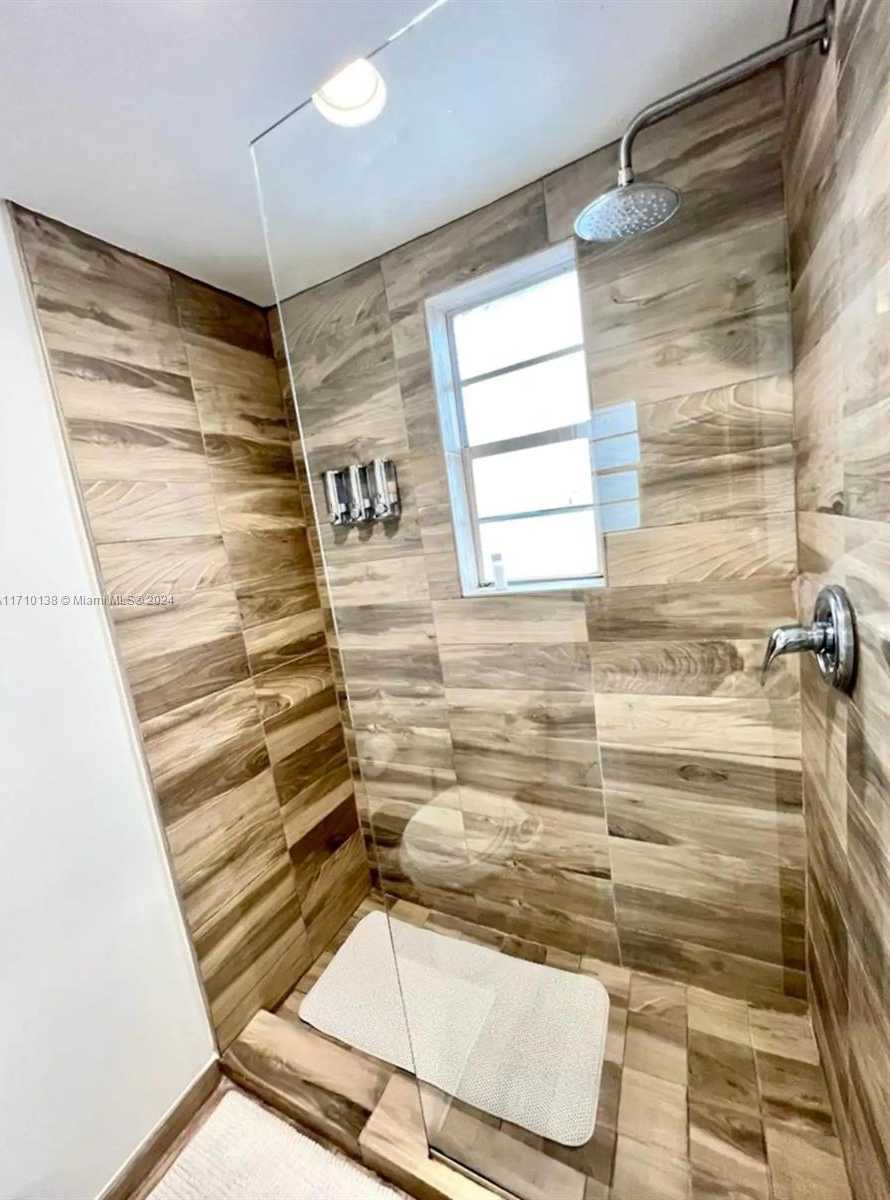 Small Image of 335 OCEAN DR #210, Miami Beach Number 21