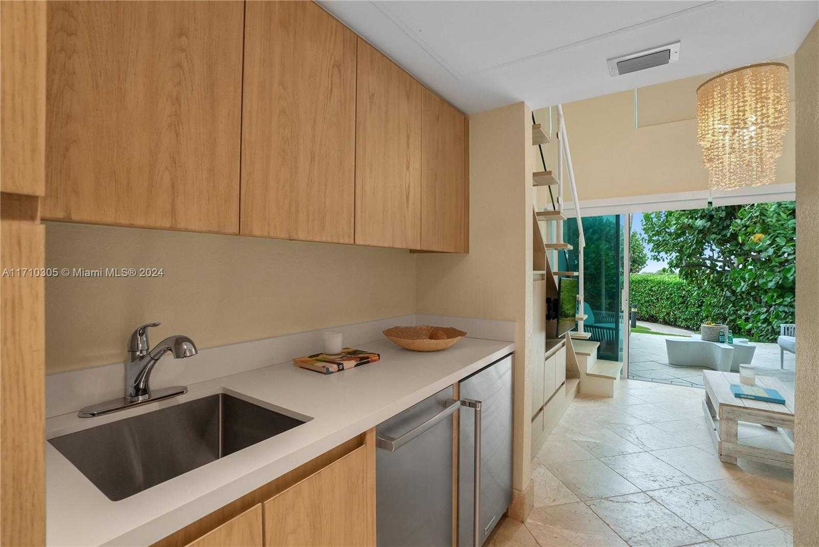 Small Image of 100 SOUTH POINTE DR #CABANA 14, Miami Beach Number 3