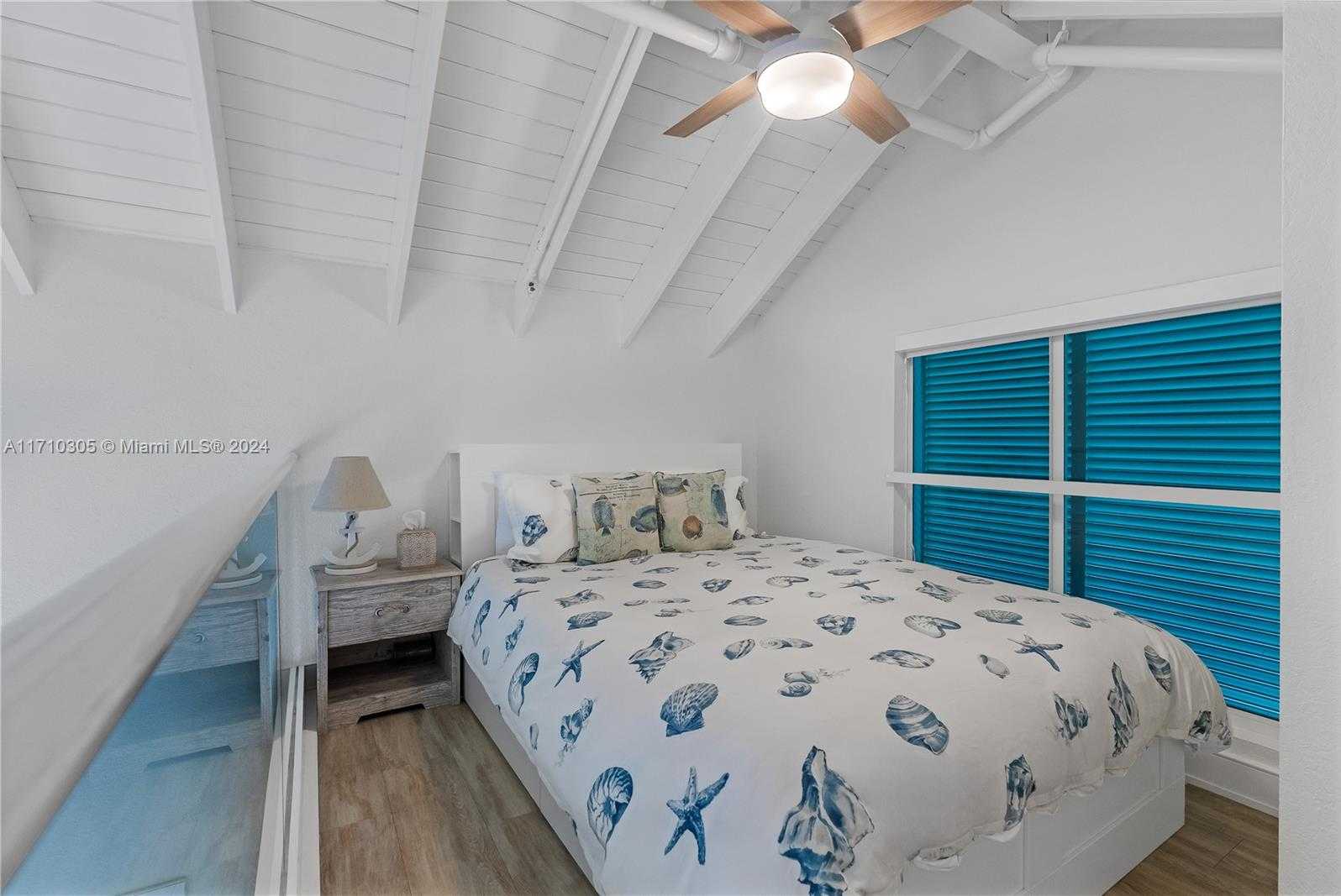 Small Image of 100 SOUTH POINTE DR #CABANA 14, Miami Beach Number 4