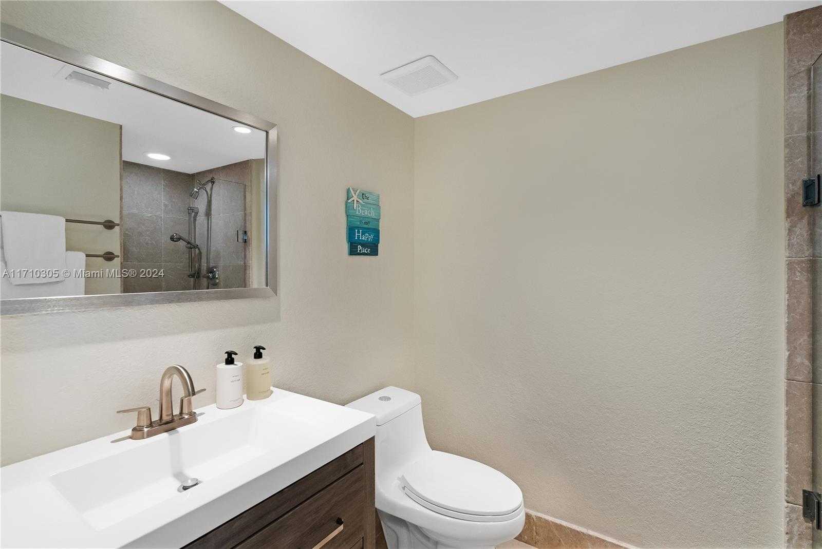 Small Image of 100 SOUTH POINTE DR #CABANA 14, Miami Beach Number 5