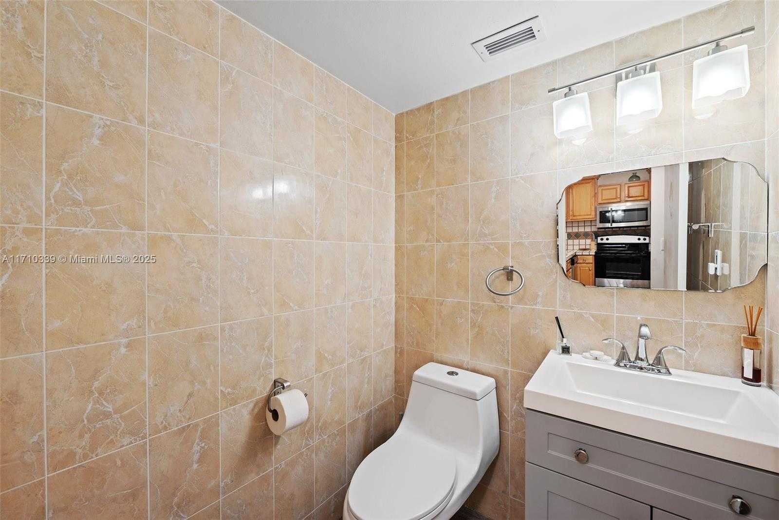 Small Image of 3725 S Ocean Dr, Hollywood, FL 33019, USA Number 11