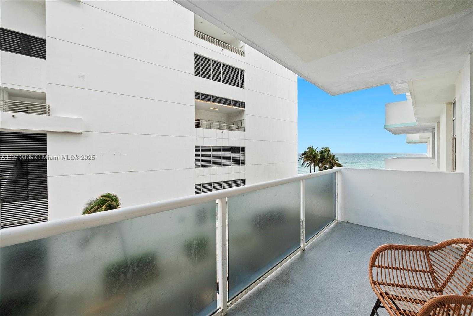 Small Image of 3725 S Ocean Dr, Hollywood, FL 33019, USA Number 15