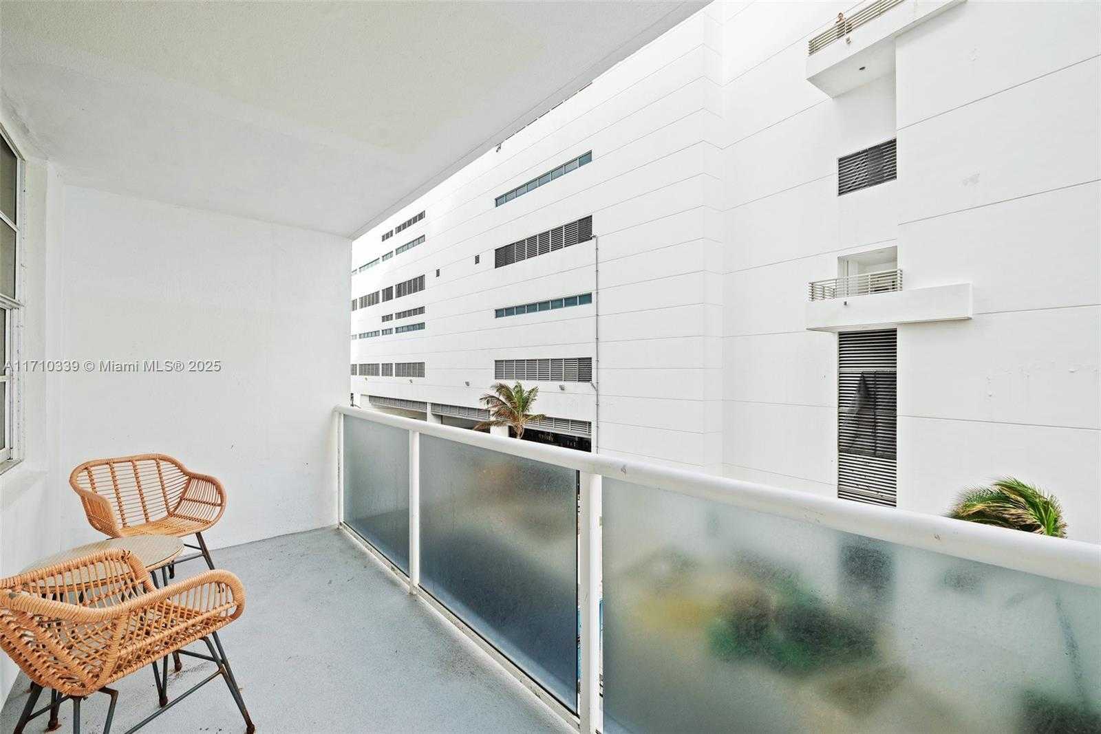 Small Image of 3725 S Ocean Dr, Hollywood, FL 33019, USA Number 16