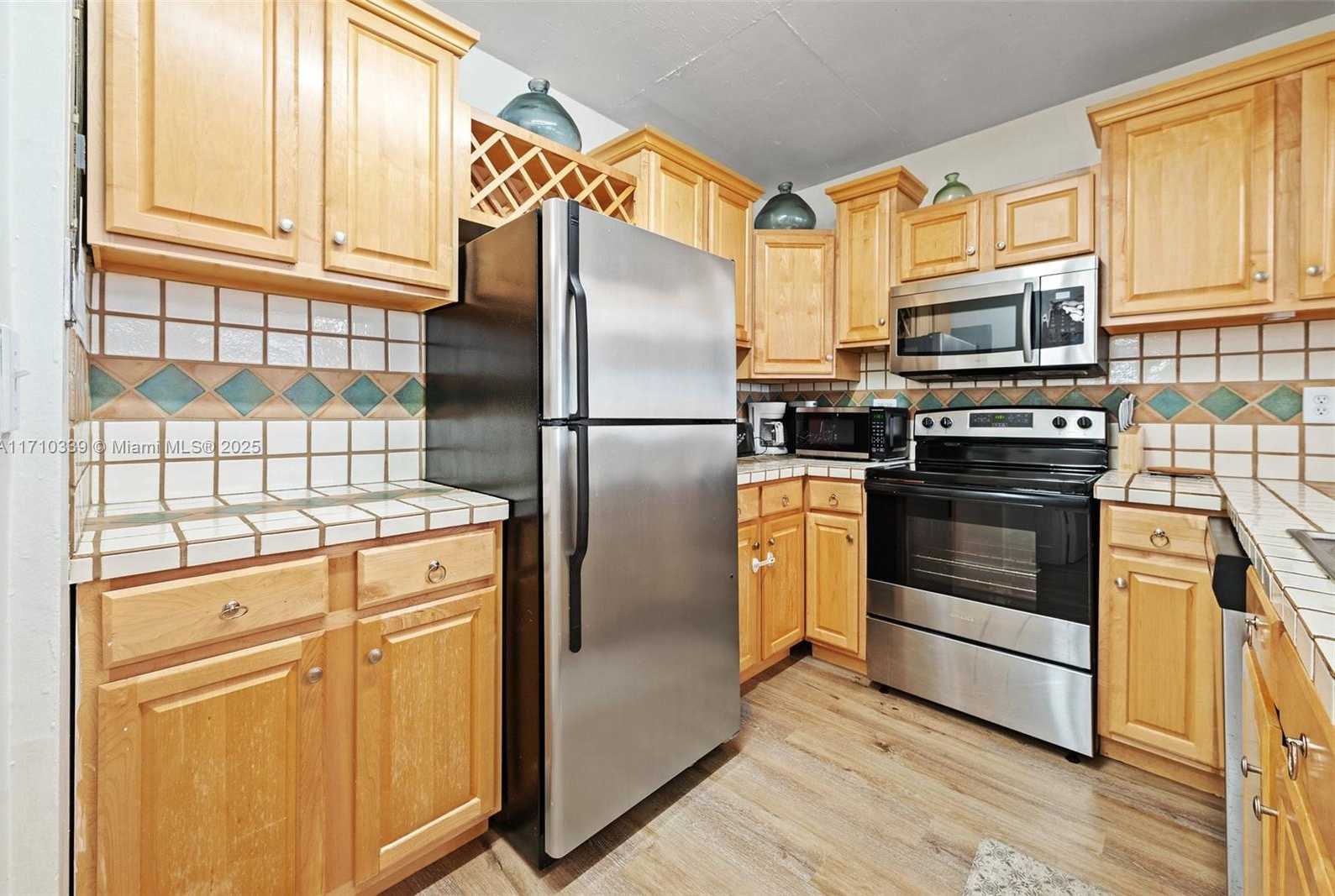 Small Image of 3725 S Ocean Dr, Hollywood, FL 33019, USA Number 4