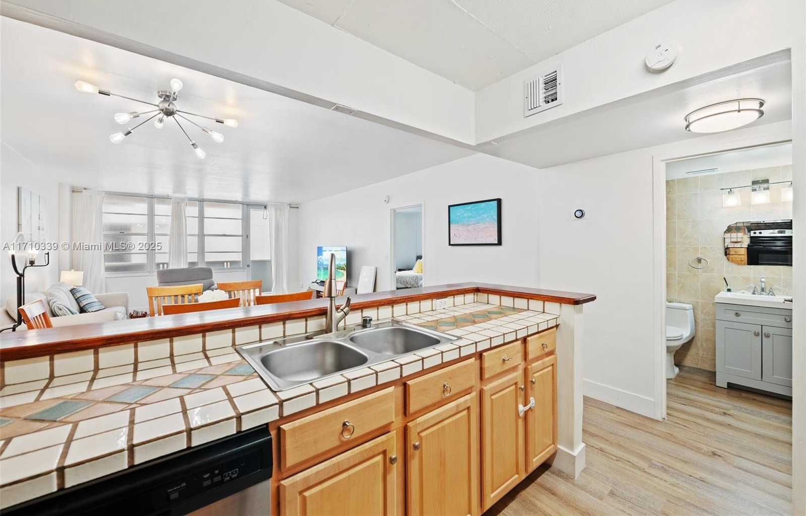 Small Image of 3725 S Ocean Dr, Hollywood, FL 33019, USA Number 5