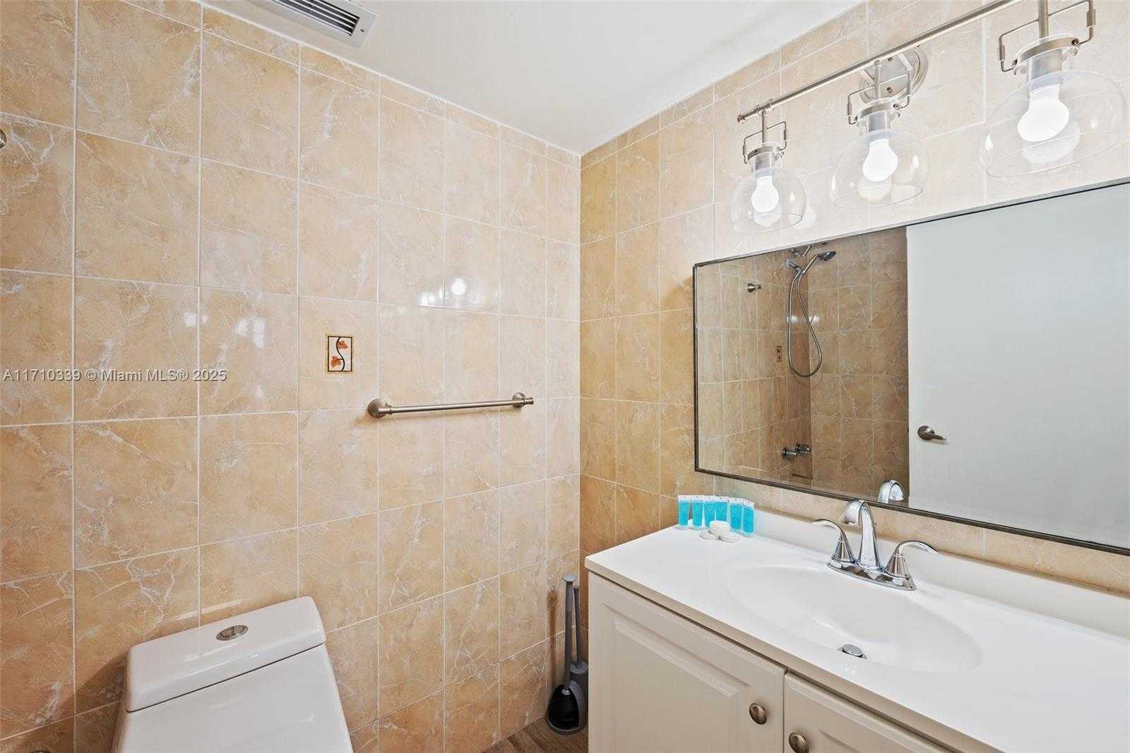 Small Image of 3725 S Ocean Dr, Hollywood, FL 33019, USA Number 7
