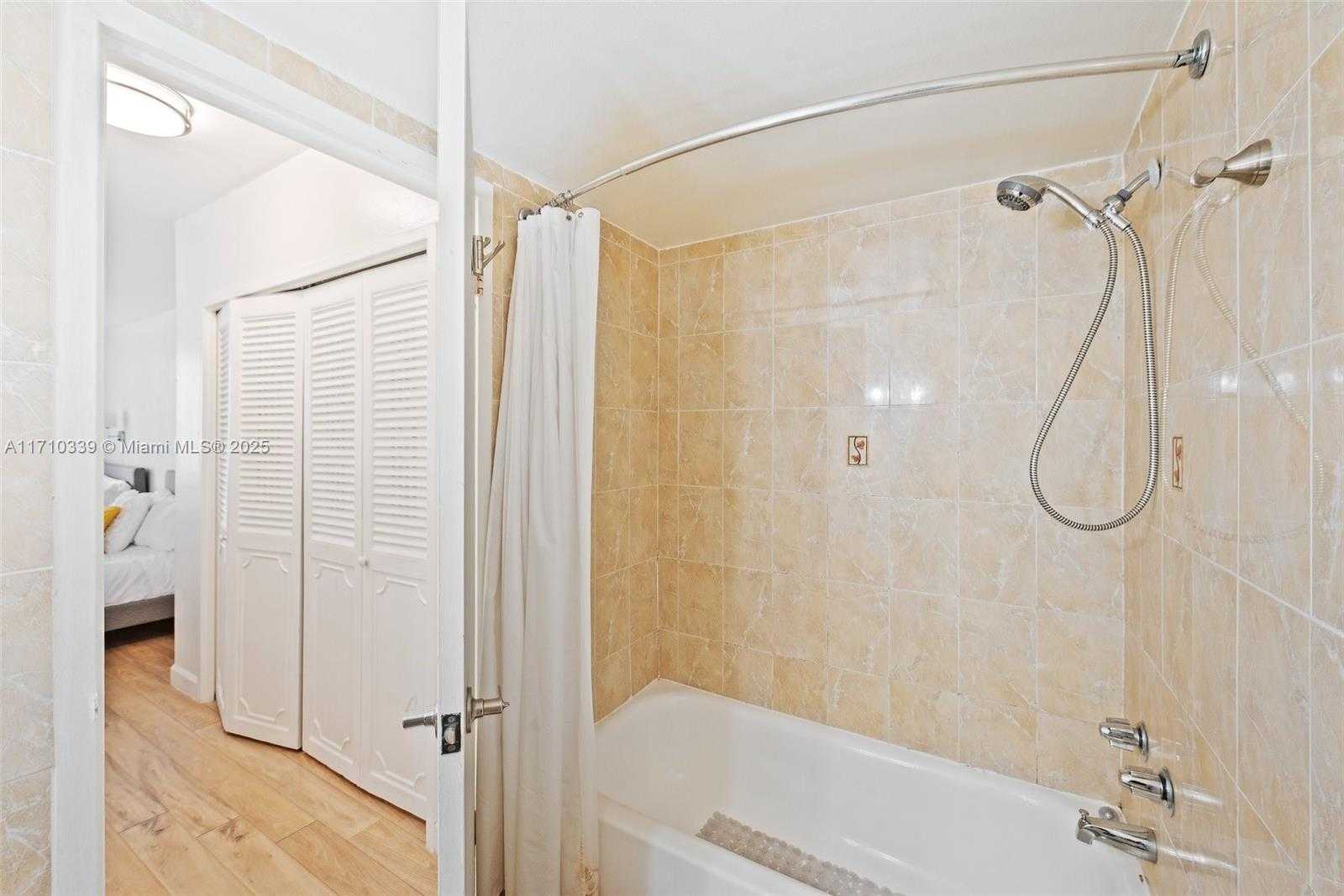 Small Image of 3725 S Ocean Dr, Hollywood, FL 33019, USA Number 8