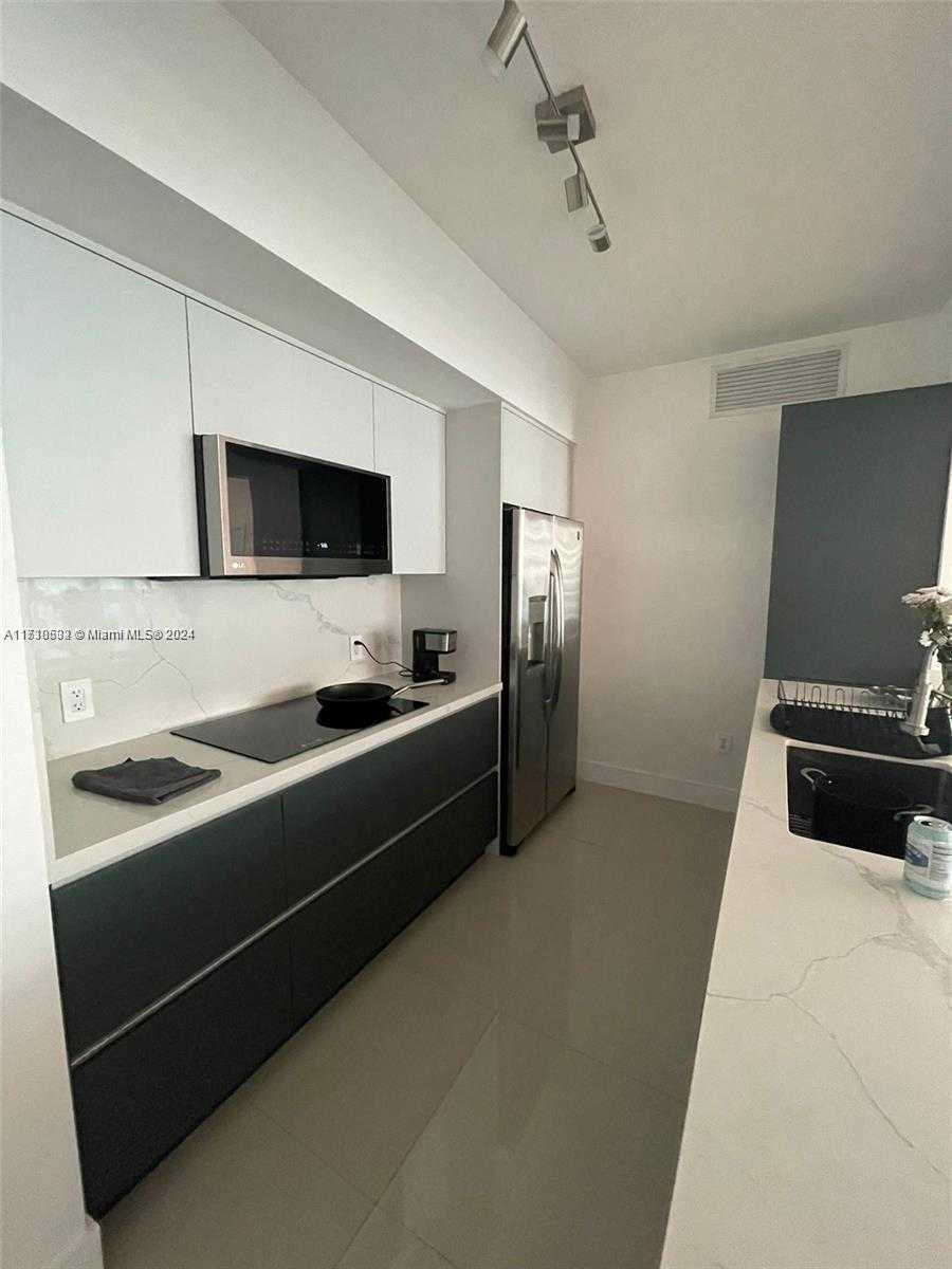 Small Image of 950 BRICKELL BAY DR #1210, Miami Number 4