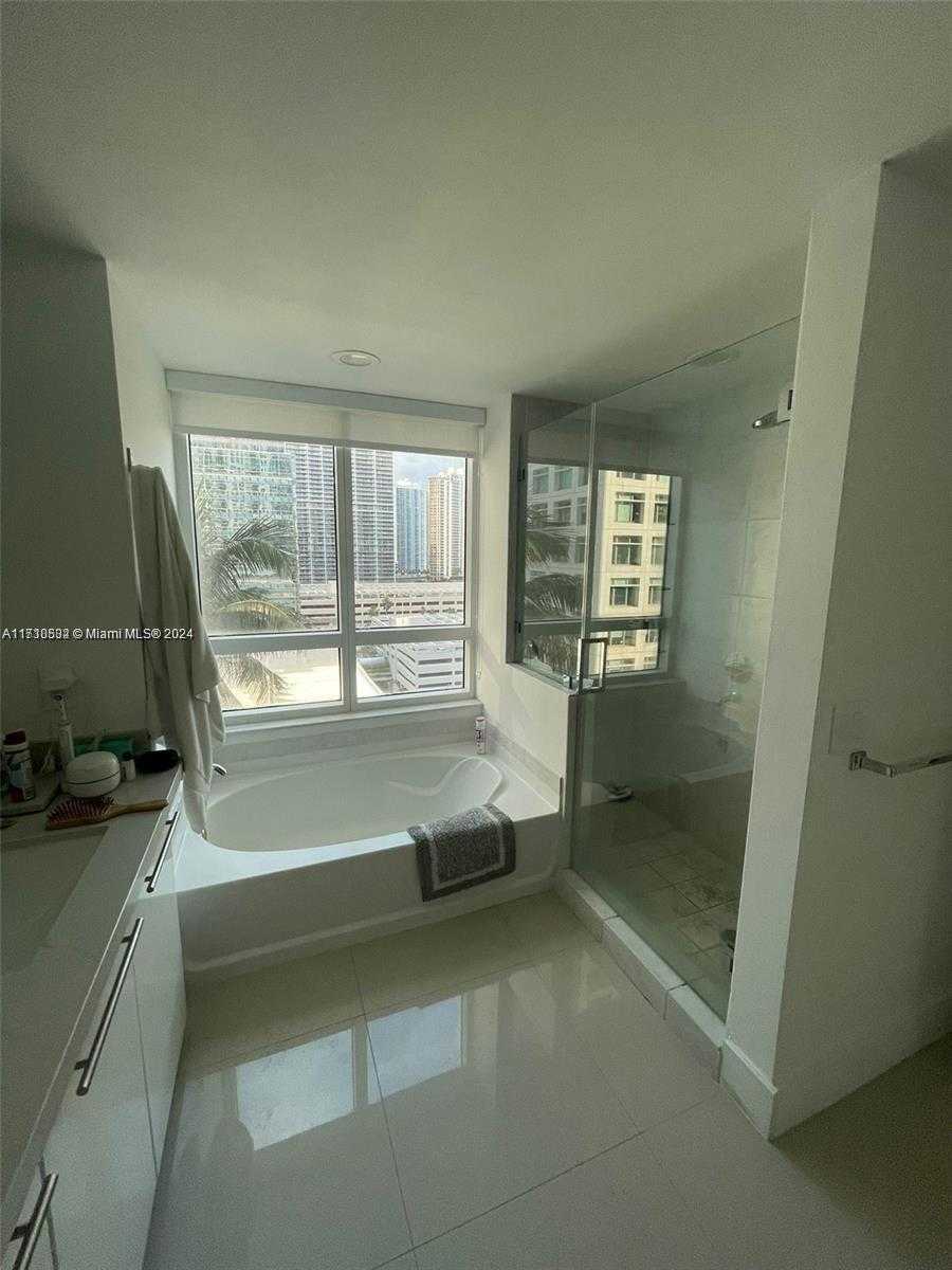 Small Image of 950 BRICKELL BAY DR #1210, Miami Number 5