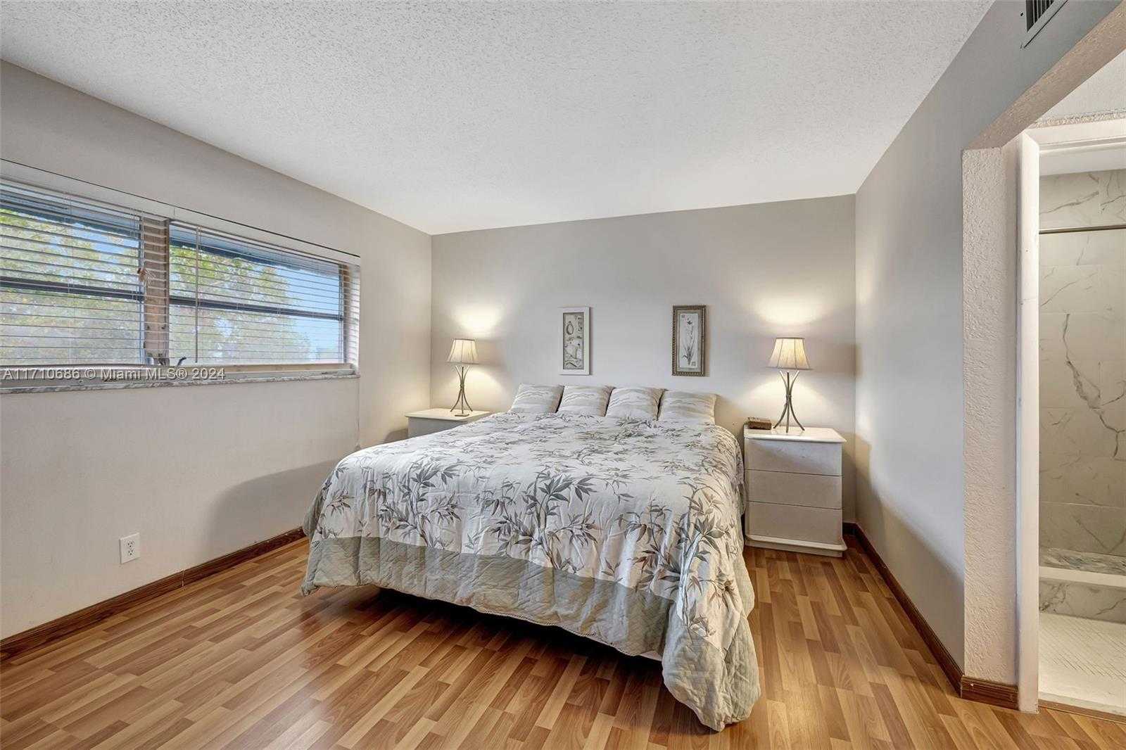 Small Image of 7897 GOLF CIR DR #309, Margate Number 16