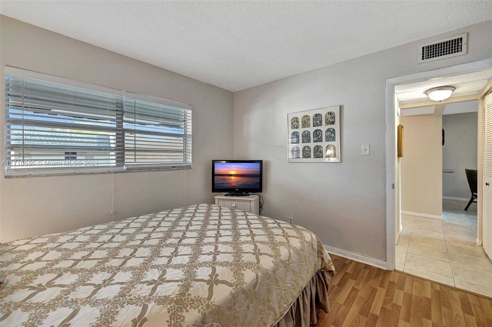Small Image of 7897 GOLF CIR DR #309, Margate Number 22