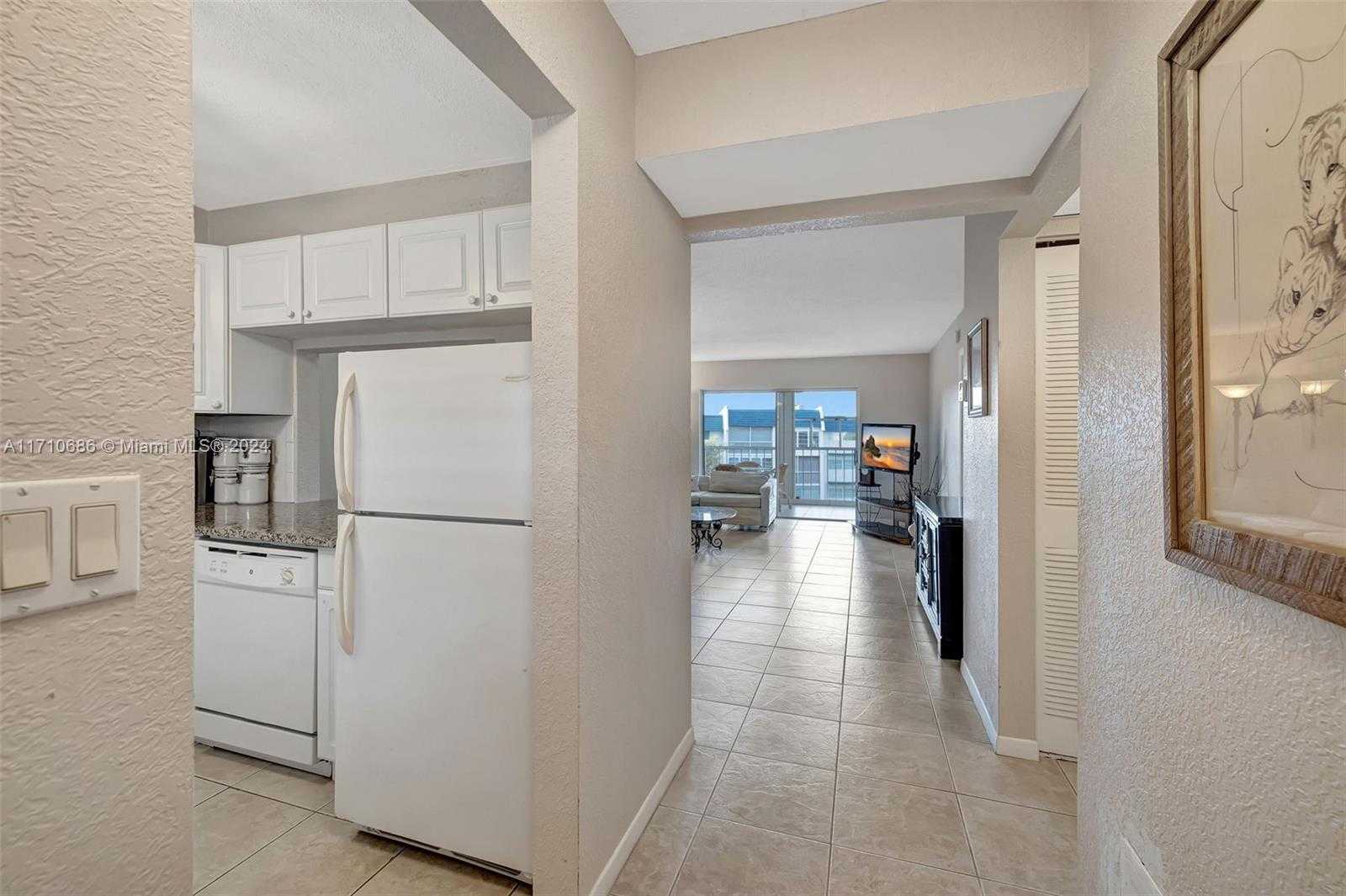 Small Image of 7897 GOLF CIR DR #309, Margate Number 4