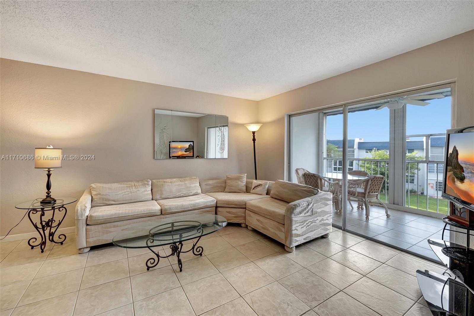 Small Image of 7897 GOLF CIR DR #309, Margate Number 7