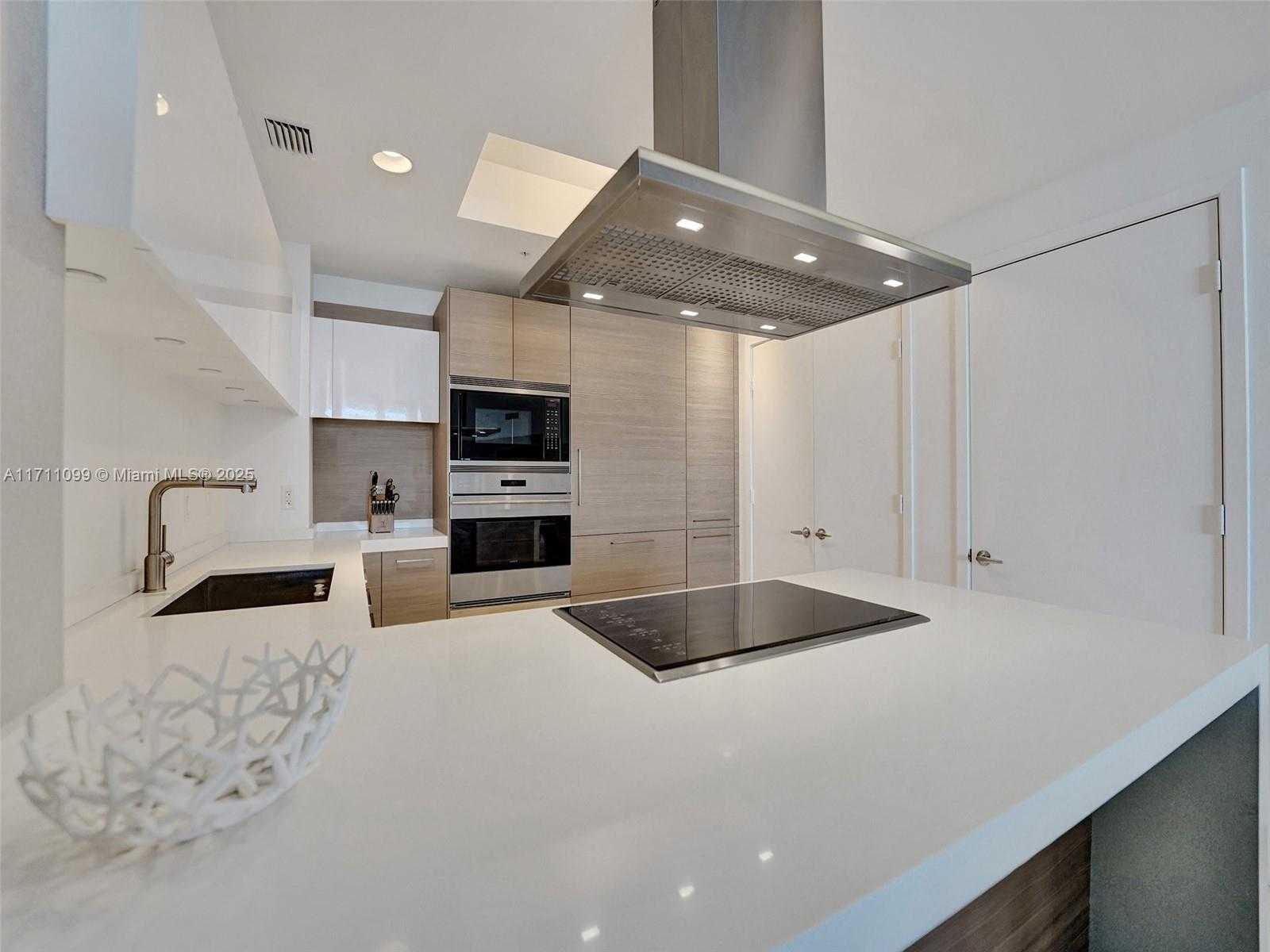 Small Image of 17301 BISCAYNE BLVD #2008, North Miami Beach Number 34