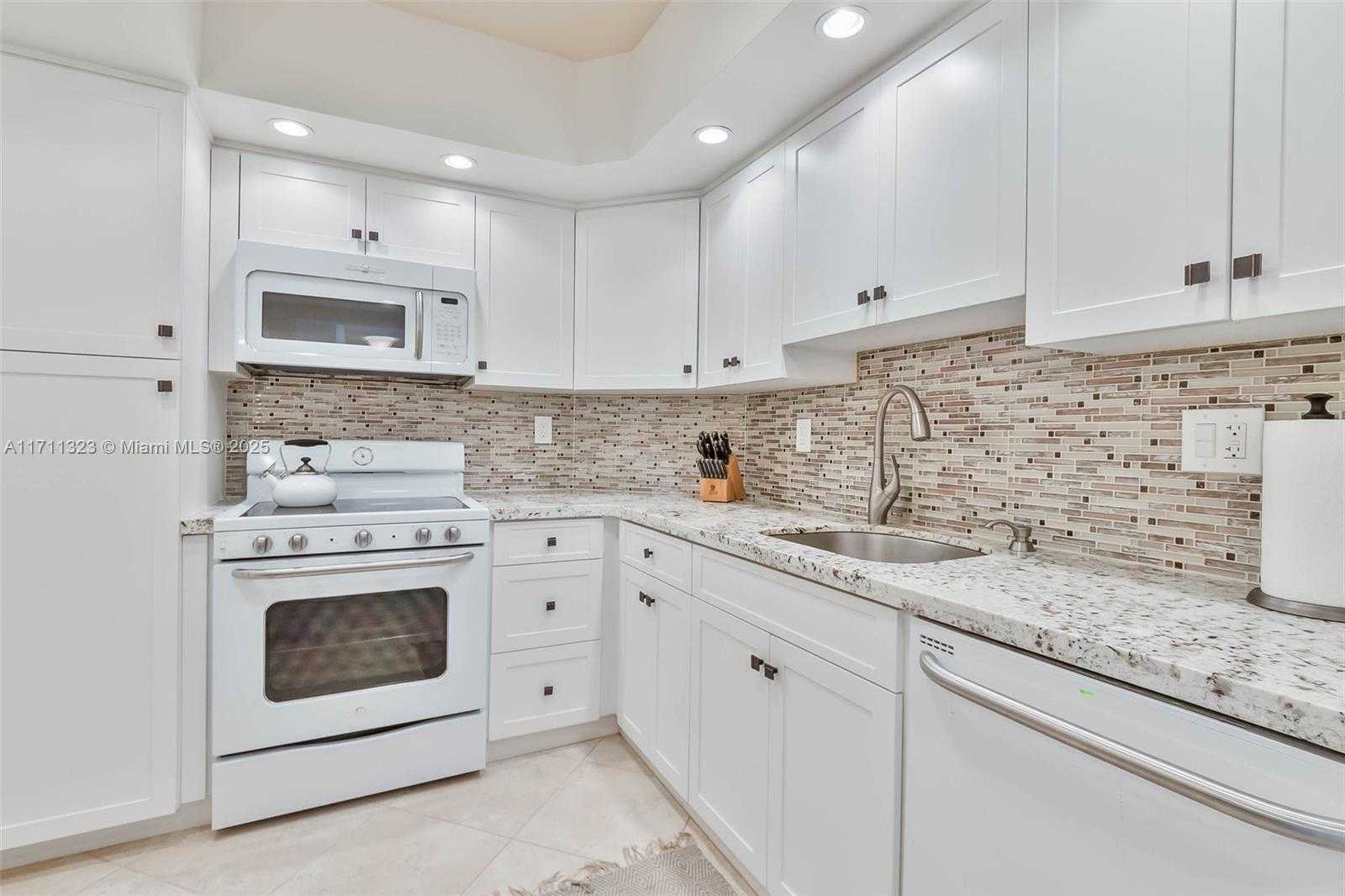 Small Image of 500 BAYVIEW DR #617, Sunny Isles Beach Number 14
