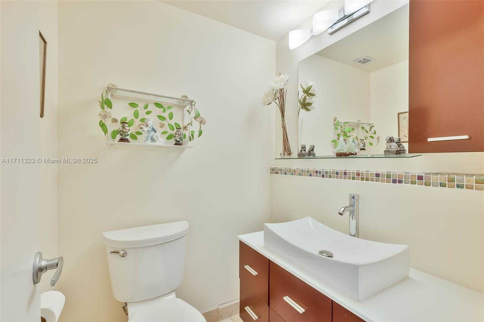 Small Image of 500 BAYVIEW DR #617, Sunny Isles Beach Number 3