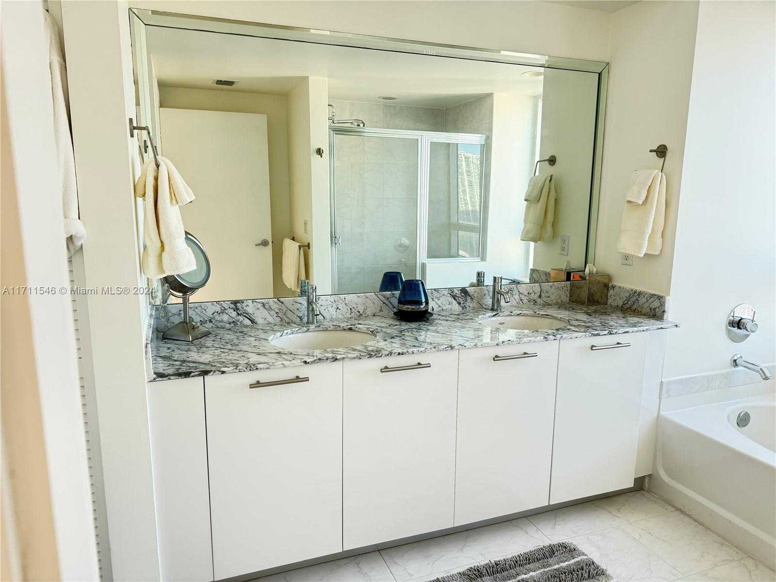 Small Image of 950 BRICKELL BAY DR #3610, Miami Number 18