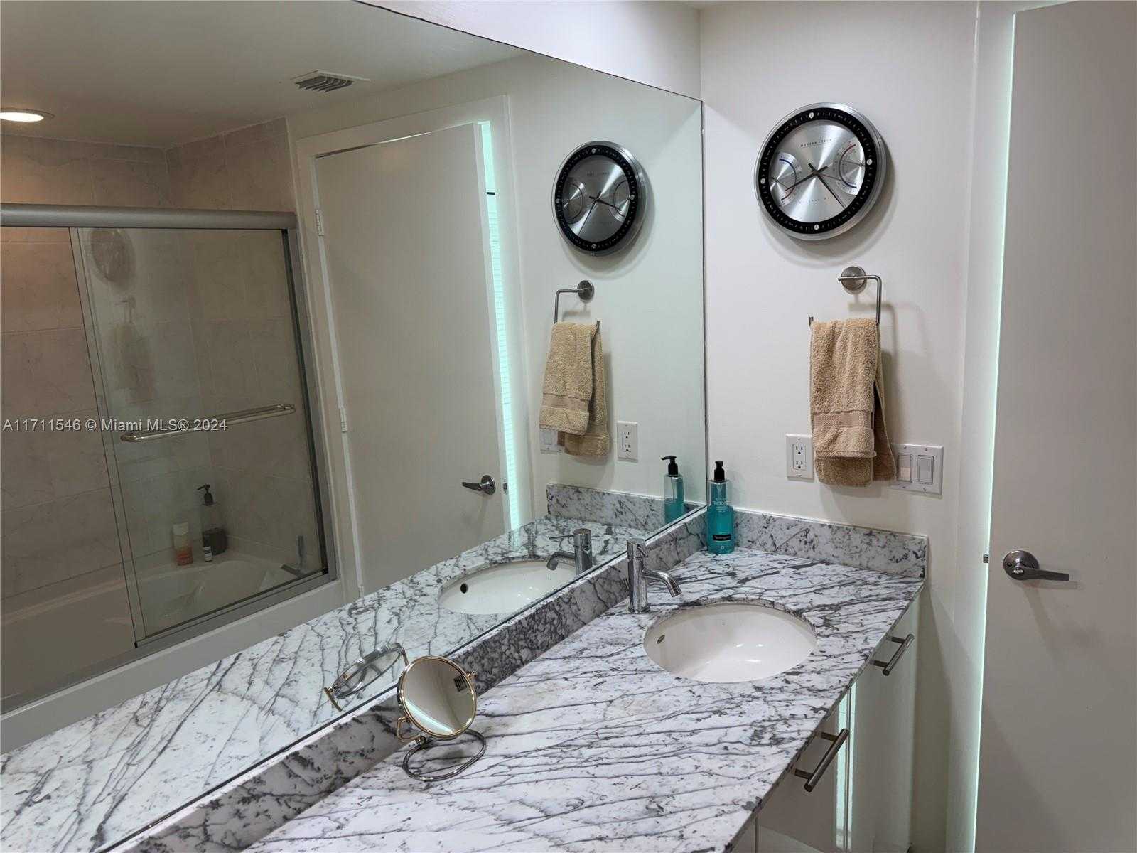 Small Image of 950 BRICKELL BAY DR #3610, Miami Number 25