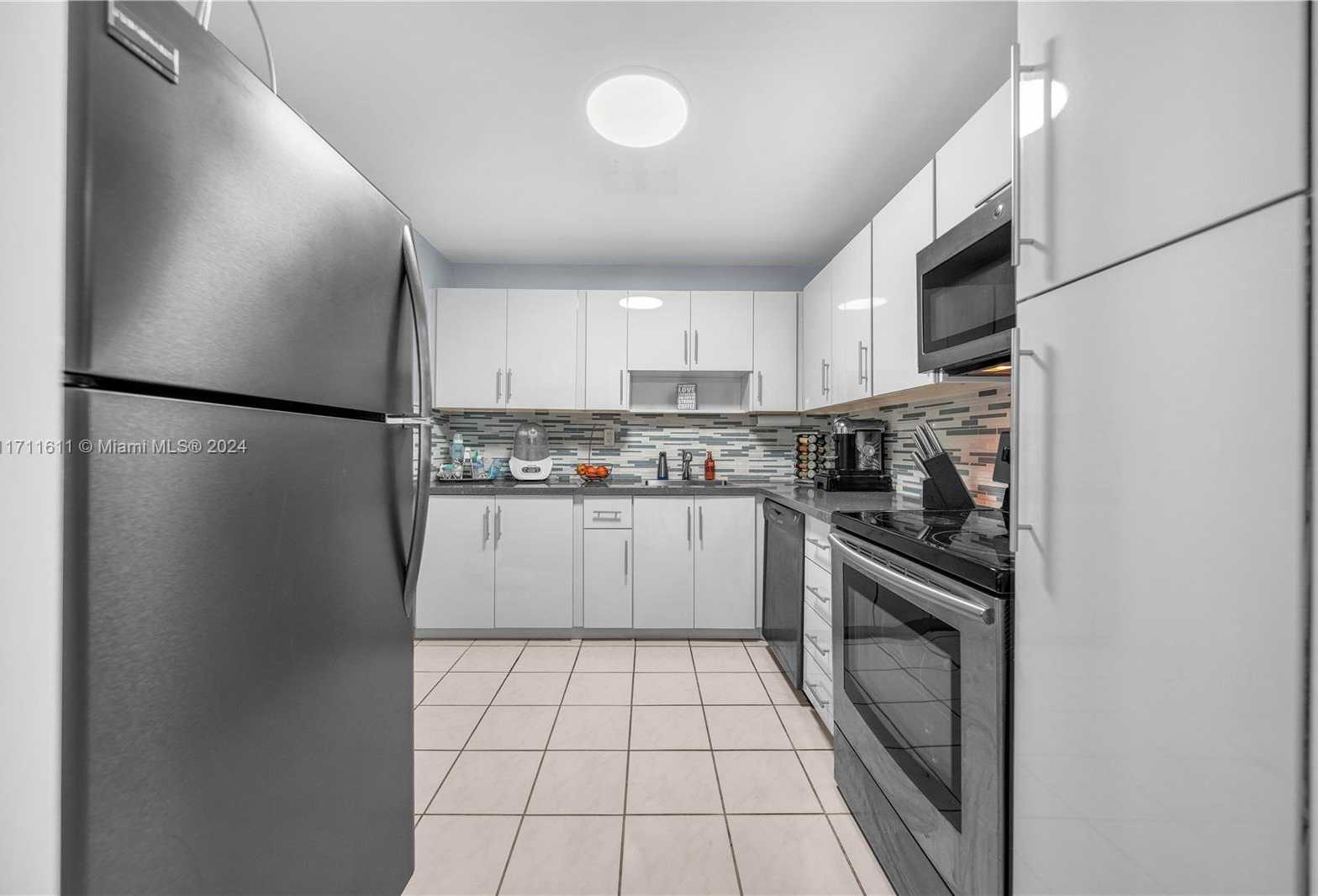 Small Image of 6900 BAY DR #11I, Miami Beach Number 10