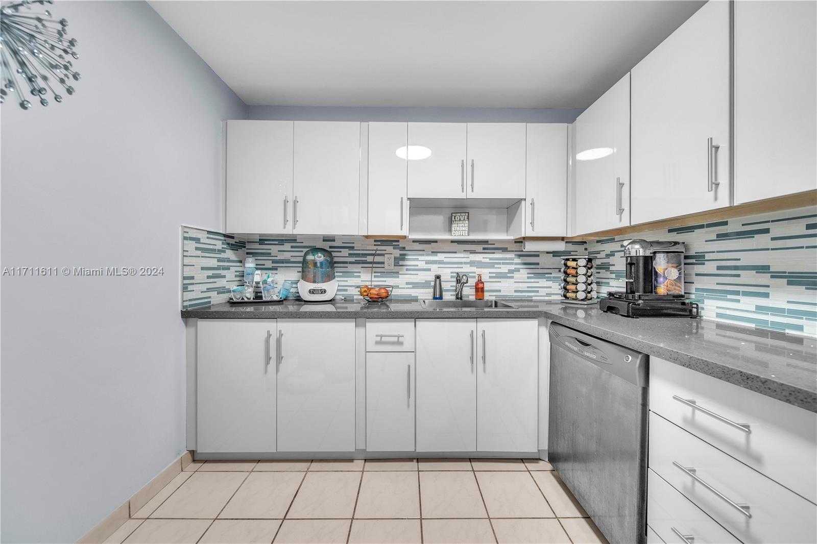 Small Image of 6900 BAY DR #11I, Miami Beach Number 8