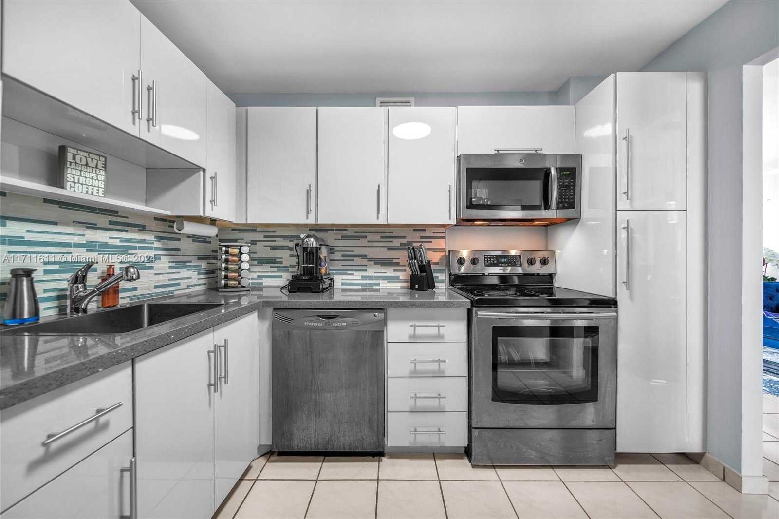 Small Image of 6900 BAY DR #11I, Miami Beach Number 9