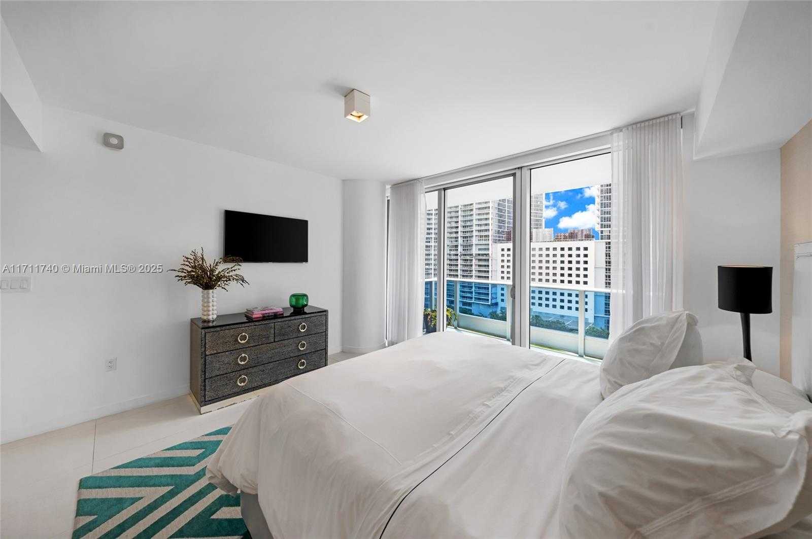 Small Image of 200 BISCAYNE BOULEVARD WAY #904, Miami Number 21
