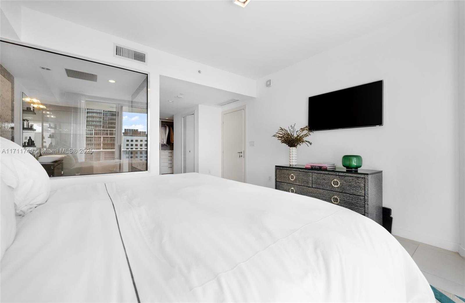 Small Image of 200 BISCAYNE BOULEVARD WAY #904, Miami Number 23