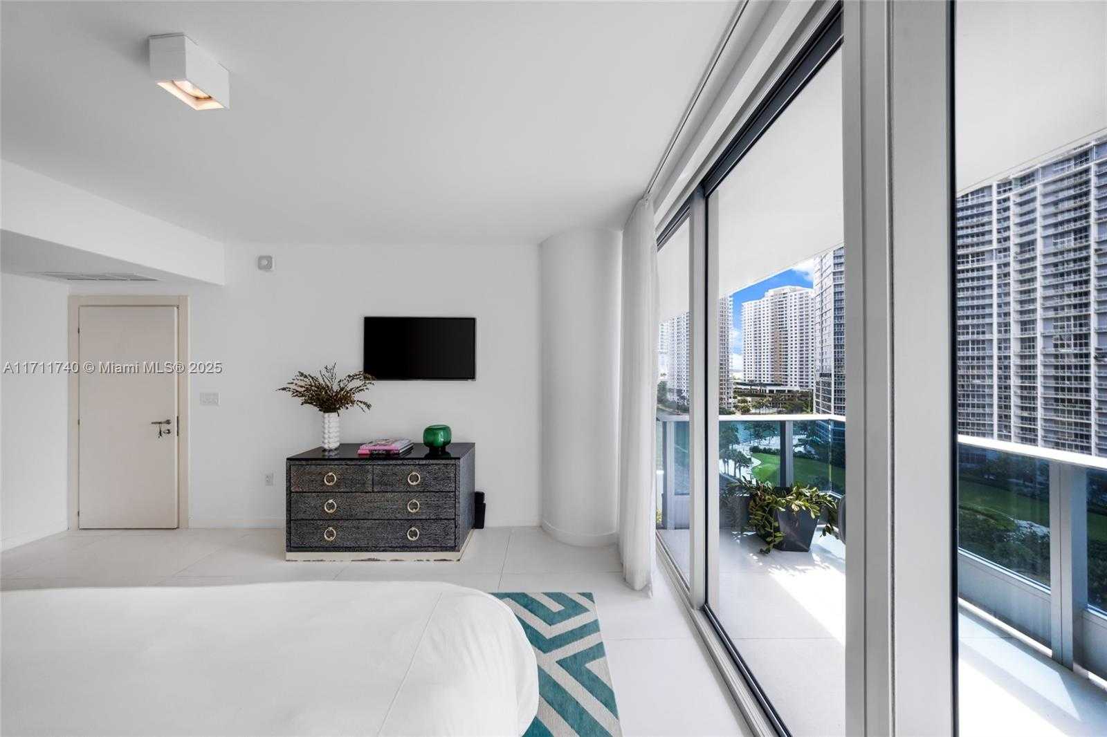 Small Image of 200 BISCAYNE BOULEVARD WAY #904, Miami Number 24
