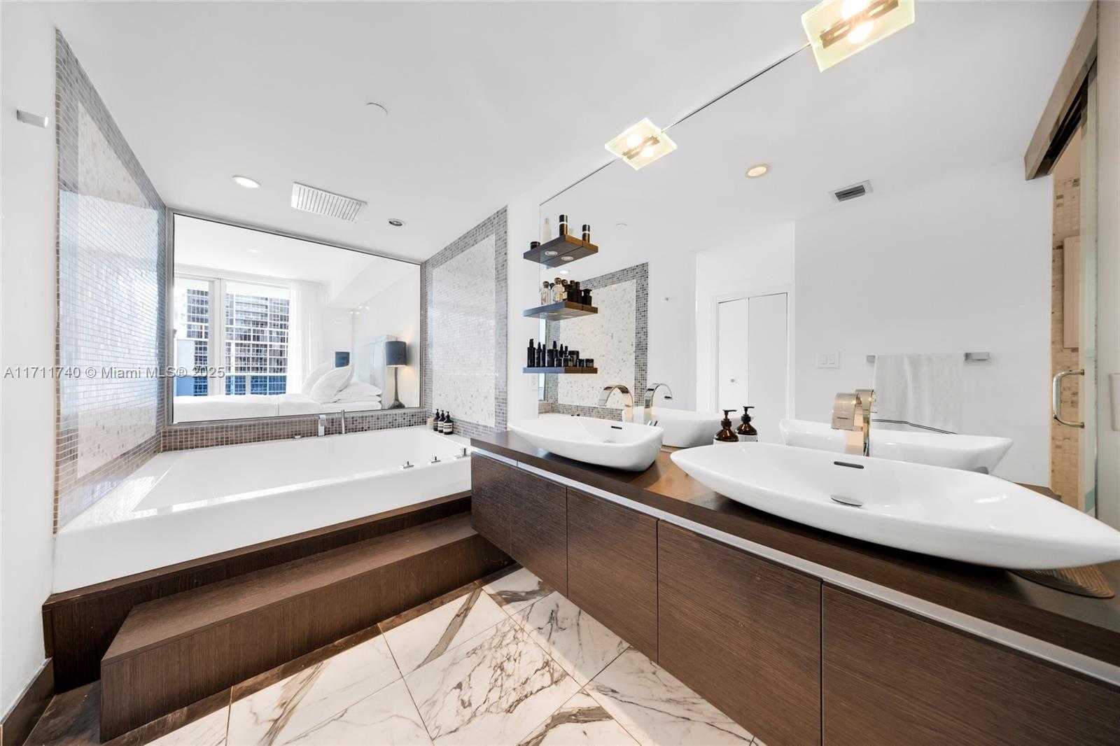 Small Image of 200 BISCAYNE BOULEVARD WAY #904, Miami Number 25