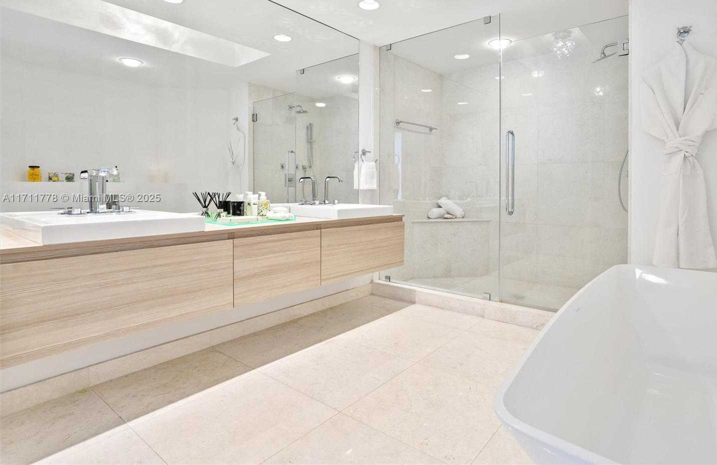 Small Image of 17301 BISCAYNE BLVD #305, North Miami Beach Number 17