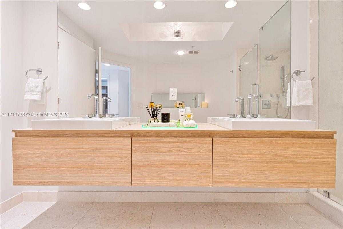 Small Image of 17301 BISCAYNE BLVD #305, North Miami Beach Number 19