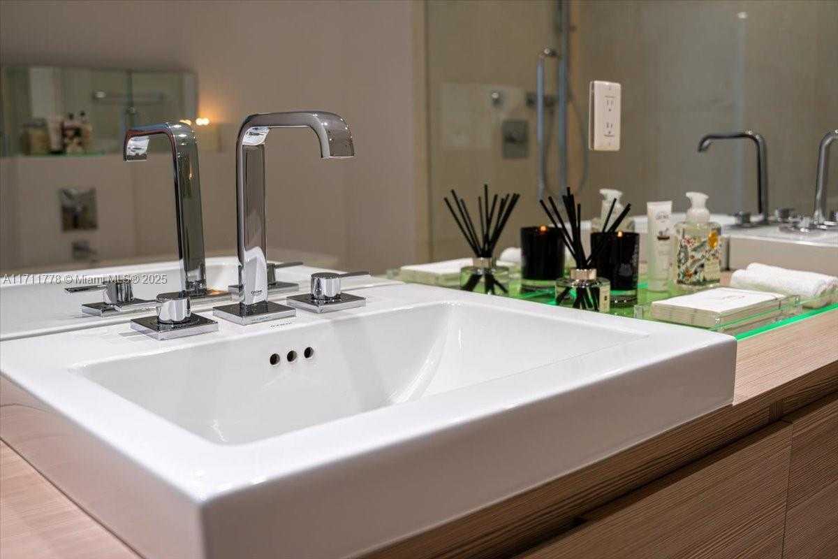 Small Image of 17301 BISCAYNE BLVD #305, North Miami Beach Number 20