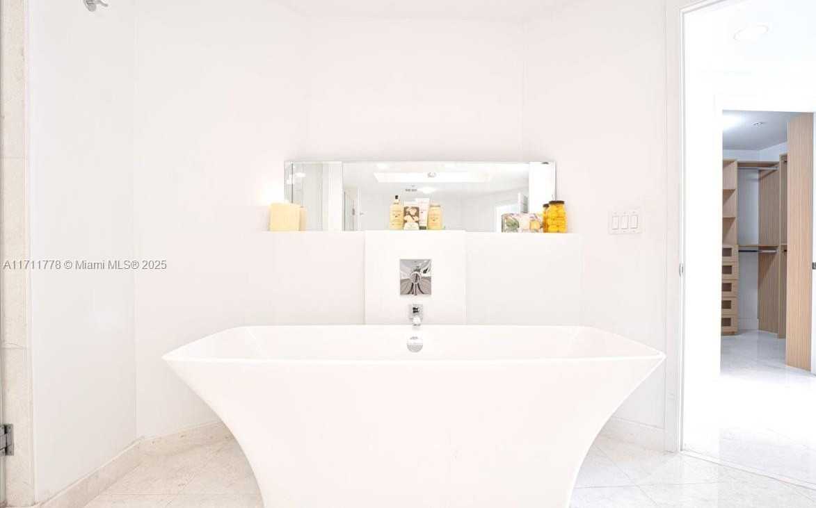 Small Image of 17301 BISCAYNE BLVD #305, North Miami Beach Number 22