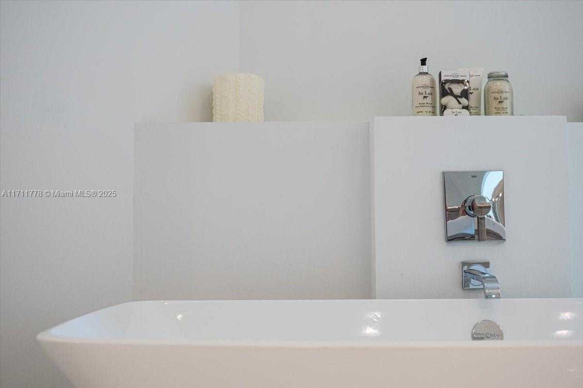 Small Image of 17301 BISCAYNE BLVD #305, North Miami Beach Number 23