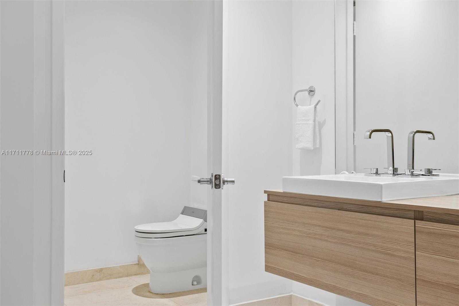 Small Image of 17301 BISCAYNE BLVD #305, North Miami Beach Number 24