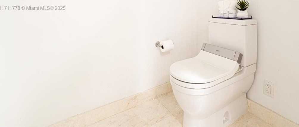 Small Image of 17301 BISCAYNE BLVD #305, North Miami Beach Number 25