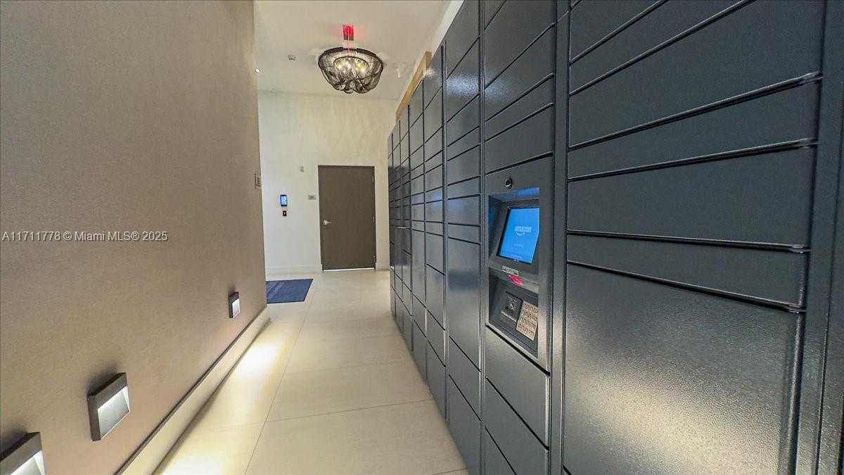 Small Image of 17301 BISCAYNE BLVD #305, North Miami Beach Number 48