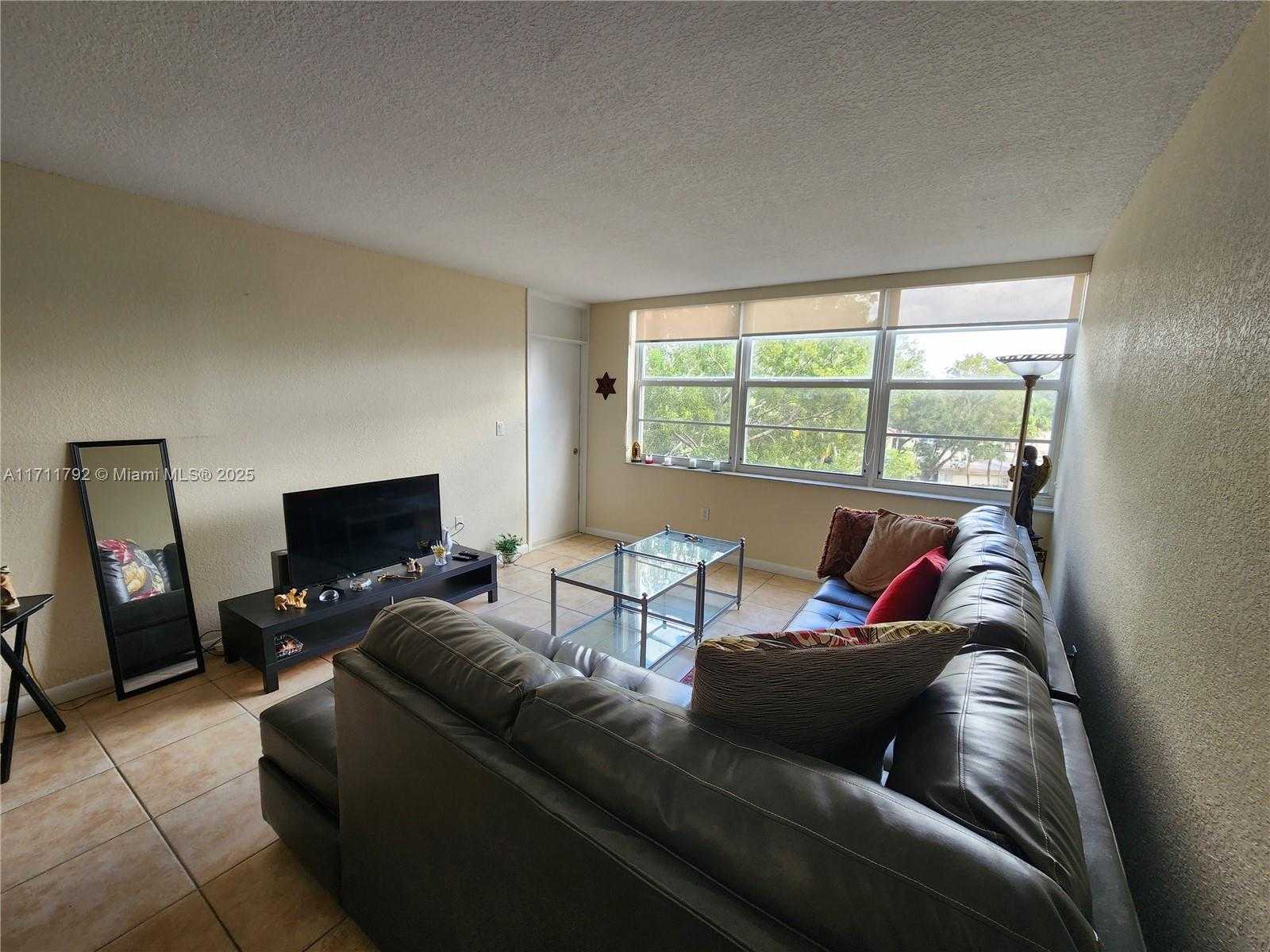 Small Image of 1000 SAINT CHARLES PL #406, Pembroke Pines Number 17