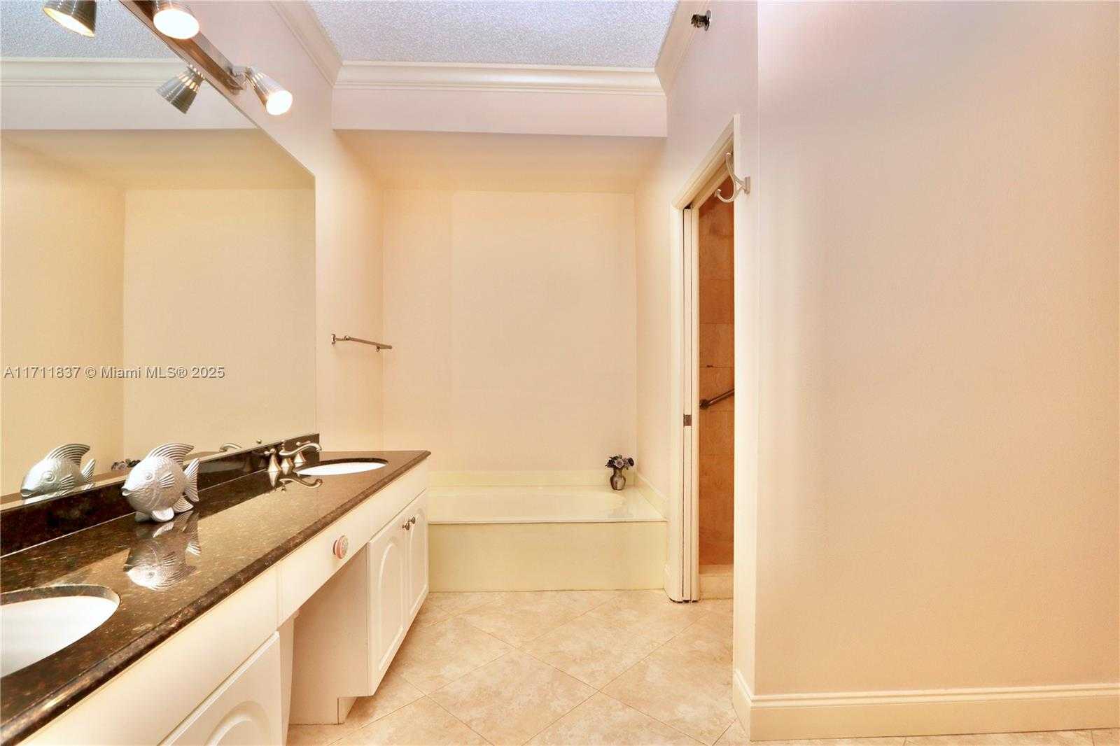Small Image of 3600 MYSTIC POINTE DR #115, Aventura Number 25