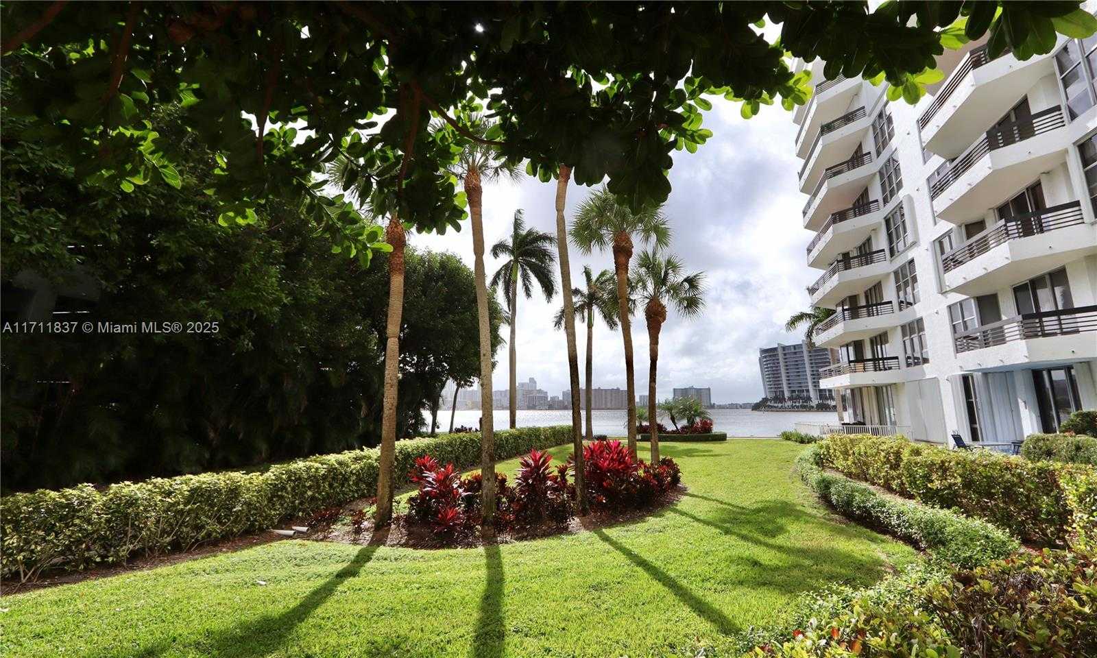 Small Image of 3600 MYSTIC POINTE DR #115, Aventura Number 4