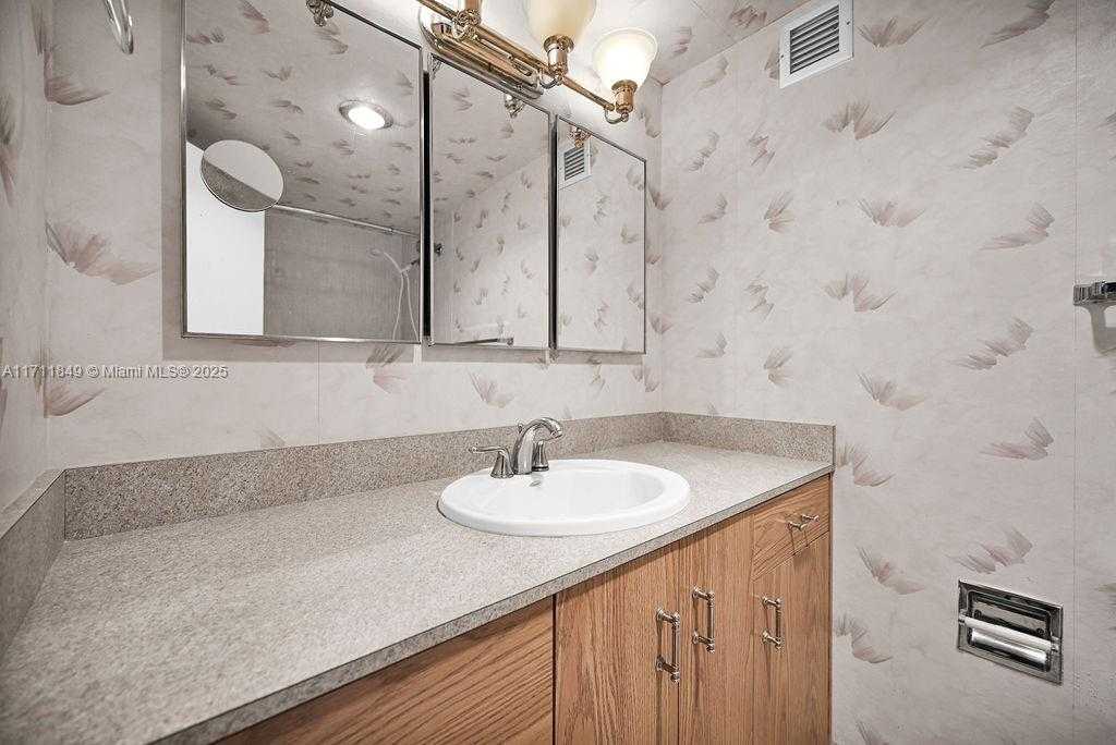 Small Image of 322 BUCHANAN ST #1008, Hollywood Number 25